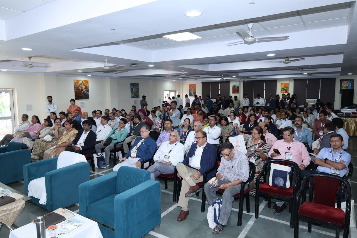 GovernorofUp's tweet photo. राज्यपाल श्रीमती आनंदीबेन पटेल की अध्यक्षता में छत्रपति शाहू जी महाराज विश्वविद्यालय, कानपुर में आयोजित ‘एआई मंथन 2.0’ के ‘प्रोटोटाइप टू प्रैक्टिस’ सत्र में उच्च शिक्षा संस्थानों में कृत्रिम बुद्धिमत्ता के व्यावहारिक उपयोग एवं संभावनाओं पर चर्चा हुई। https://t.co/Sb0MfSgxzA