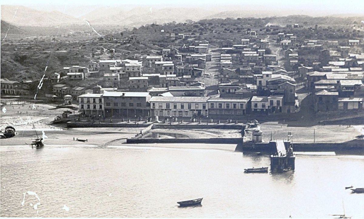 joselias1's tweet photo. MANTA, SOMOS UNA CIUDAD PUERTO
Manta es una ciudad puerto. El territorio que habitamos es un territorio marino desde nuestra historia ancestral hace unos 2.500 años.
Los invito a recordar nuestra identidad portuaria. Somos una ciudad puerto. Comprender que la identidad también se hace desde lo contemporáneo.

PUERTO ANCESTRAL
En 1966, el propio mar de Manta dejó al descubierto, en LOS ESTEROS, un adoratorio de la Cultura Bahía. La Cultura Bahía surge en el año 500 a. C. Transcurrieron casi 2500 años para descubrir esas evidencias que se pueden observar en el Museo Manta.
Ese es el tiempo que tiene este territorio como lugar poblado.

Después, hace 1.500 años, surge la cultura Manteña, señores del mar. JOCAY fue la ciudad administrativa de la Liga de Mercaderes y el puerto desde donde embarcan en sus naves, balsas manteñas, los productos de sus campos, de su mar, de sus tejidos, de su artesanía de conchas, piedra, metales y cerámica.
Pueden observar sus evidencias en el Museo Manta y comprobar lo que dijo Marshall Seville en 1906 cuando recorrió y observó la vieja ciudad aborigen de Jocay.

PUERTO COLONIAL.
Fuimos un puerto activo durante la colonia. Los españolos nos llamaron Puerto Viejo y también nos llamaron Manta. Si, éramos una aldea de pescadores pero fuimos también un fondeadero en el que recalaban los barcos españoles que venían de Lima a Panamá y viceversa.
Ellos nos llamaron cholos a los que vivíamos en Manta.
Fue un puerto importante del intercambio desde Paita, Perú, y desde el sur de Santa Fe (Colombia). Recordemos que por Manta desembarcó la Misión Geodésica Francesa. Manta era el puerto de la Tenencia de Portoviejo y también fue un puerto para comercio de contrabando comercial entre estas tres regiones.

INDEPENDENCIA.
Refresquemos la memoria. Durante las luchas por la independencia, por nuestro puerto llegaron los ejércitos libertadores. Cuando se crea la Provincia de Manabí (1824), Manta es puerto de Montecristi.

REPÚBLICA.
Cuando nos hicimos república, el Congreso Constituyente de 1830 reunido en Riobamba habilitó los puertos de Manta y Bahía al comercio exterior. Vicente Rocafuerte, presidente del Ecuador, declaró a Manta como primer puerto marítimo. Y, para 1861 nos declararon parroquia de Montecristi.
A fines del siglo 19 comenzaron a llegar inmigrantes atraidos por el comercio y la exportación de los productos de la provincia de Manabí: sombreros de paja toquilla, tagua, caucho, fibras, café, cacao, cueros, etc.
Ellos cambiaron el perfil urbano de la pequeña población, abrieron casas comerciales, oficinas de exportación y agencias de buques. Se instalaron consulados de varios países de Europa y América.

PARROQUIA.
Como parroquia seguimos siendo un puerto muy activo para la importación y exportación de la diversidad de productos de Manabí; productos agrícolas como la tagua, café cacao, cueros; productos de la manufactura como  fibras, sombrero de paja toquilla, tejidos, etc.
Para 1912 nos convertimos en el 2do puerto de la república por nuestro comercio de exportación e importación y tuvimos un ferrocarril que nos conectó con Santa Ana, Portoviejo, Montecristi, desde donde venían los productos para exportar.

CANTÓN
Después de nuestra cantonización el 4 de noviembre de 1922 surgen nuestras instituciones fundacionales como el Municipio, Camara de Comercio, la iglesia, Diario El Mercurio, escuela Girón, Colegio Stella Maris, que acompañan al Cuerpo de Bomberos y Aduana que funcionan desde el siglo 19.
En 1932, por gestiones de la Cámara de Comercio de Manta, se construyó el primer muelle de 50 metros. Es un reconocimiento de que somos una ciudad puerto desde nuestra ancestralidad.
Durante una década (1950), el pueblo de Manta lucha por sus obras portuarias. Esta lucha unió a ricos y pobres, trabajadores y empresarios, líderes sindicales y líderes empresariales, hombres y mujeres, todos juntos, logran que se firme el contrato y en 1962 se iniciaron las obras portuarias.
El pueblo de Manta tiene conciencia portuaria y muestra su júbilo en 1966 cuando se inauguran, el puerto con un espigon de 1700 metros y dos grandes muelles.
Manta se convierte en una ciudad portuaria. Luchamos por hacer las obras, no por destruir los sueños.

MANTA CIUDAD PUERTO
Pensemos desde allí para discutir, reflexionar y tomar decisiones. Por nuestro puerto, administrado por Agunsa-TPM, llegan los carros para el Ecuador, los turistas para Manabí, los granos para nuestras fábricas.
Debemos comprender que la Autoridad Portuaria no es de Manta, es una dependencia de un Ministerio del Gobierno Nacional. Hablamos de centralismo administrativo. Si queremos autonomía, gestionemos el cambio de las leyes.

En nuestra rada portuaria se acoderan los barcos pesqueros que nos han transformado en la Capital Mundial del Atún. Se acoderan los cruceros con turistas que recorren Manta y sus alrededores.

PAROS CÍVICOS.
SOMOS UNA CIUDAD PUERTO. Pensemos en eso. Busquemos nuevas estrategias para exponer nuestras inquietudes y demostrar nuestras razones.
Los últimos paros cívicos si han funcionado. Pero ya vivimos en el siglo 21, siglo de nuevas estrategias y transformaciones tecnológicas.
En 1975 lideramos un paro cívico para reclamar la financiación de las obras de infraestructura, el hospital y una univesidad autónoma. El otro fue en 1984 para reclamar al IEOS el derecho a contratar  la ampliación del sistema de Cazalagarto para incrementar el agua para Manta.

CONCLUSIÓN.
“El dime que te diré” del proceso electoral, no debe destruir nuestra armonía social.
Hay que robustecer el tejido social frente a la incertidumbre y el miedo que genera la inseguridad.

Soy Joselías, cholo pata salada come toyo.
Manta, 2026-09-10