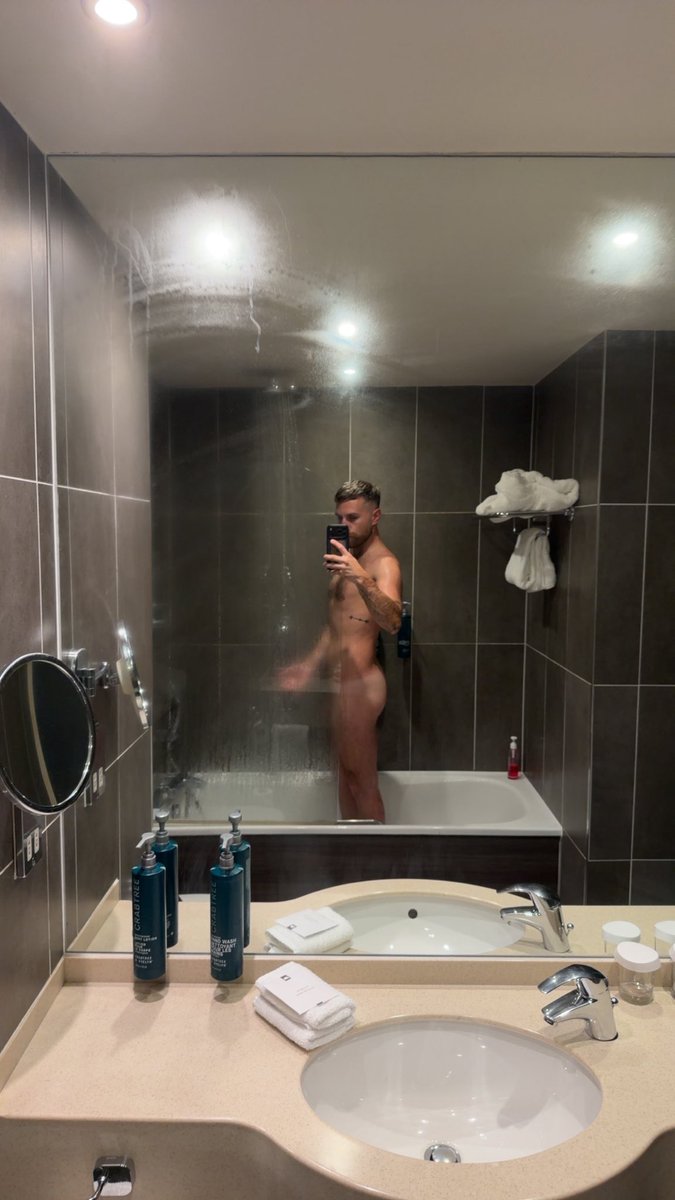 jord_dd's tweet photo. shower time🚿 https://t.co/foQiq3Tllp