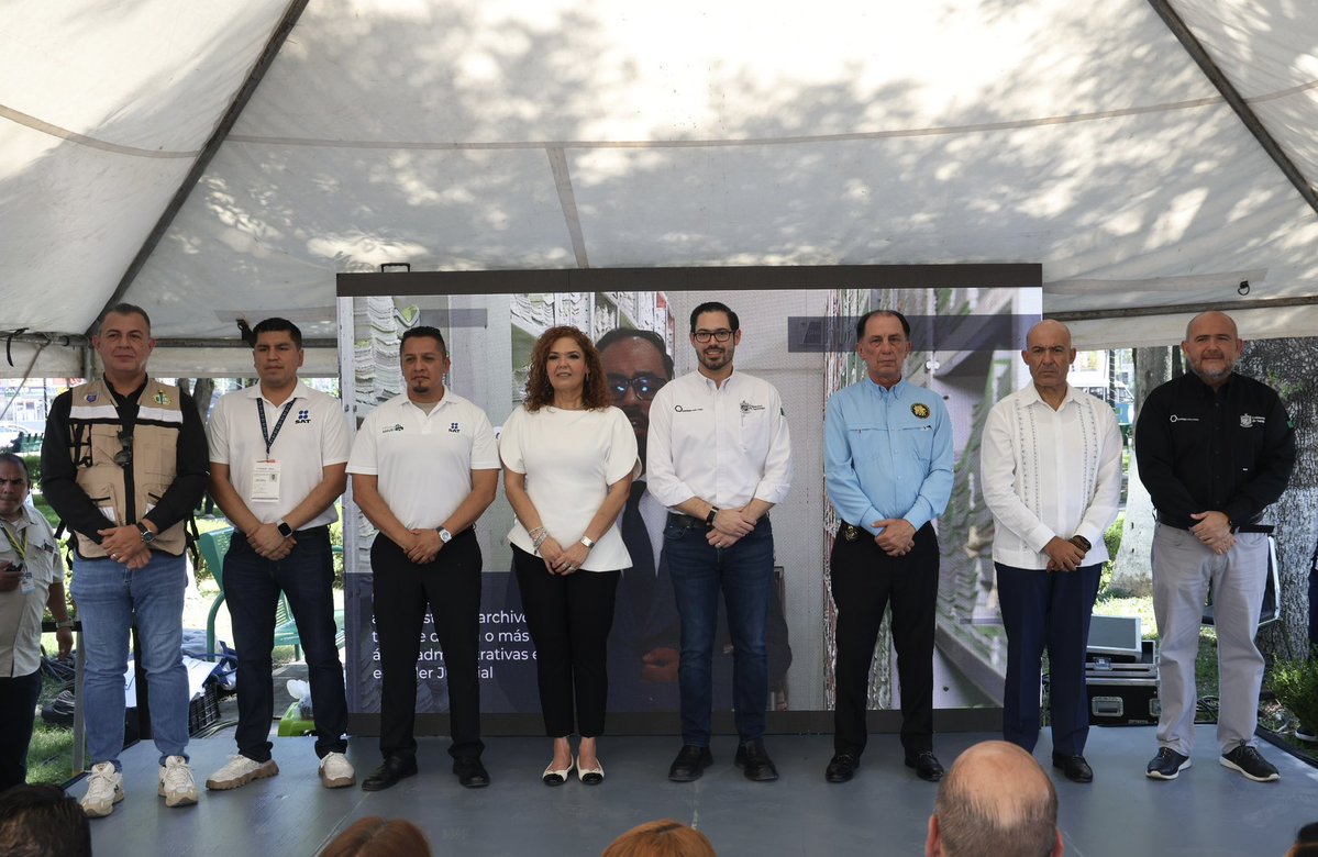FiscaliaNL's tweet photo. ¡Llevamos la justicia hasta tu comunidad! 🤝🏛️

En la 6.ª edición de las "Jornadas de Justicia Cercana", unimos esfuerzos con el Poder Judicial de Nuevo León para acercar trámites y orientación jurídica a las familias de El Cercado, en el municipio de Santiago.

Acompañados por autoridades estatales y municipales, reafirmamos nuestro compromiso de salir al encuentro de la ciudadanía y brindar soluciones directas.

Durante la jornada, en la Fiscalía General de Justicia brindamos servicios gratuitos de:
 📑 Expedición de constancias de extravío
 📝 Recepción de denuncias y asesoría jurídica
 📦 Devolución de indicios a domicilio
 🧠 Atención psicológica y programas de empoderamiento

Continuaremos recorriendo distintos puntos del estado para consolidar instituciones abiertas, accesibles y al servicio de la gente.

#JusticiaCercana #FiscalíaNL