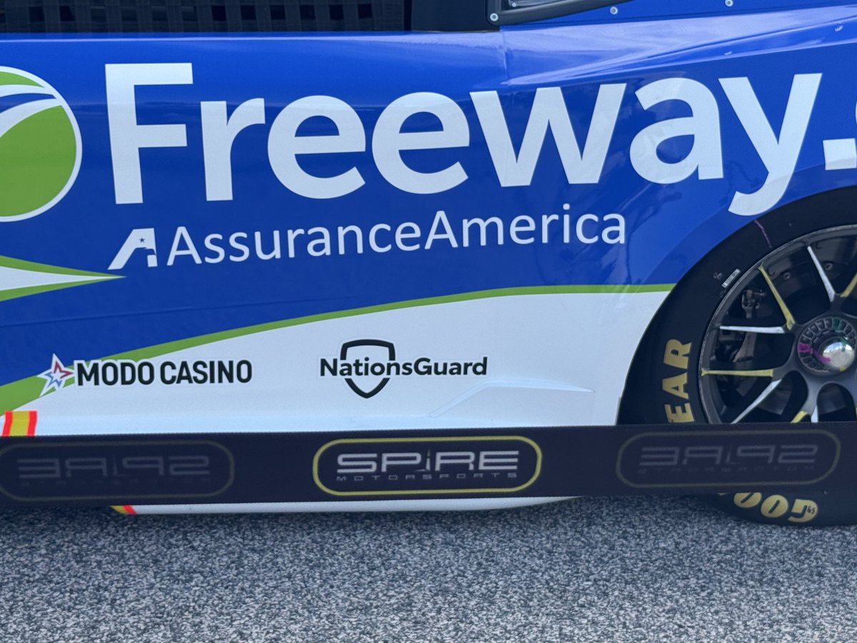 TesM372's tweet photo. @SpireMotorsport @GetSpectrum @CarsonHocevar @Mc_Driver @Daniel_SuarezG @Freeway_Ins @1001Sponsorship Darlington was awesome! https://t.co/EzVsbVUPuf
