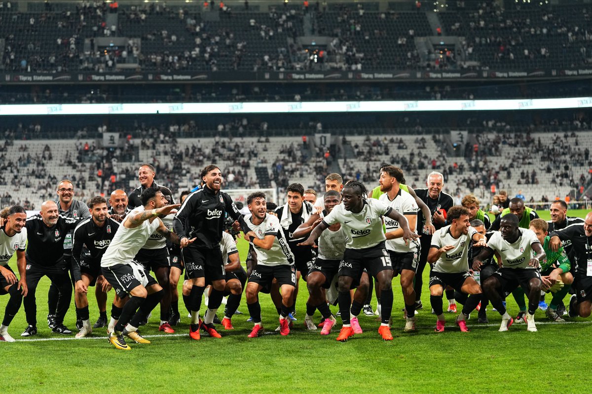 ErdeminGokyuzu's tweet photo. Beşiktaş Ailedir 🖤🤍

#ArmaAşkına 🦅 https://t.co/52daOrQb3T