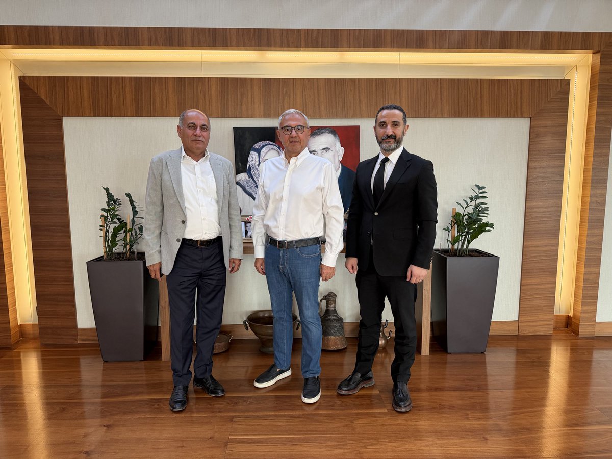 sezerkatkay's tweet photo. YUMURTALIK BÜYÜK DÖNÜŞÜME HAZIR MI?

Bu Büyük Dönüşümde Rekabet Değil Güç Birliği, Kavga Değil Ortak Akıl Zamanı

Geçtiğimiz günlerde Adana Hacı Sabancı Organize Sanayi Bölgesi Yönetim Kurulu Başkanı ve aynı zamanda Adana Ceyhan Kimya Endüstri Bölgesi Yönetim Kurulu Başkanı Sayın Bekir Sütcü’yü ziyaret ettik.
Görüşmemizin ana konusu, Ceyhan–Yumurtalık hattında şekillenen Kimya Endüstri Bölgesi ve bölgemizi bekleyen büyük sanayi dönüşümüydü.
Sayın Bekir Sütcü’nün sanayi alanındaki tecrübesi ve bölgenin geleceğine ilişkin değerlendirmeleri son derece kıymetliydi. Ancak o sohbetten ayrılırken zihnimde tek bir soru vardı:
Yumurtalık, kapısına kadar gelen bu büyük geleceğe gerçekten hazır mı?
Çünkü artık Yumurtalık’tan yalnızca güzel sahilleri, tarihi dokusu, balığı, turizmi ve yaz nüfusuyla söz etmiyoruz.
Bugün Yumurtalık; enerji santralleri, petrol ve doğal gaz hatları, SANKO’nun liman yatırımı, Yumurtalık Serbest Bölgesi, SASA’nın planladığı dev petrokimya ve rafineri yatırımı, Adana Ceyhan Kimya Endüstri Bölgesi ve ÇED süreci başlatılan Doğu Akdeniz Ana Konteyner Limanı Projesi ile Türkiye’nin en stratejik üretim, enerji ve lojistik merkezlerinden biri olma yolunda ilerliyor.
Bu artık bir tahmin veya temenni değil; devletimizin attığı somut adımlarla şekillenen büyük bir kalkınma hamlesidir.
Cumhurbaşkanımız Sayın Recep Tayyip Erdoğan’ın imzasıyla önce SASA Polyester Sanayi AŞ Yumurtalık Özel Endüstri Bölgesi ilan edildi. Ardından 10 Ocak 2026 tarihli Resmî Gazete’de yayımlanan Cumhurbaşkanı Kararı ile Ceyhan ve Yumurtalık ilçelerini kapsayan yaklaşık 30 milyon metrekarelik alan, Adana Ceyhan Kimya Endüstri Bölgesi statüsüne kavuştu.
Bu kararlar, devletimizin Türkiye’nin üretim gücünü artırma, yüksek katma değerli sanayiyi geliştirme, ithalata bağımlılığı azaltma ve cari açığı düşürme hedeflerinin bölgemizdeki en önemli karşılıklarından biridir.
SASA’nın Yumurtalık’ta planladığı yatırımın toplam büyüklüğü 25 milyar dolar olarak ifade ediliyor. Üç etapta hayata geçirilmesi planlanan yatırımın ilk aşamasında yıllık 1,2 milyon ton kapasiteli polipropilen tesisi, 13 milyon ton kapasiteli rafineri ve entegre liman bulunuyor.
Bu tesislerde bugün Türkiye’nin milyarlarca dolar ödeyerek yurt dışından satın aldığı petrokimya ürünlerinin ve sanayi hammaddelerinin üretilmesi hedefleniyor. Başka bir ifadeyle Yumurtalık’ta kurulacak tesisler yalnızca bir şirketin yatırımı olmayacak; Türkiye’nin dışa bağımlılığını azaltacak, cari açığın kapanmasına katkı sağlayacak ve ülkemizin üretim gücünü büyütecek stratejik bir millî yatırım niteliği taşıyacak.

Üstelik mesele yalnızca SASA’dan ibaret değil.
Böylesine büyük bir ana yatırımın çevresinde onlarca üretici, yan sanayi kuruluşu, lojistik şirketi, bakım-onarım firması, mühendislik kuruluşu ve tedarikçi şirketin yer alması bekleniyor. Adana Ceyhan Kimya Endüstri Bölgesi de yerli ve yabancı çok büyük yatırımcıları bu bölgeye çekebilecek bir potansiyel taşıyor.

Buna bir de Doğu Akdeniz Ana Konteyner Limanı Projesi eklendiğinde Yumurtalık; üretimin, enerjinin, ihracatın ve uluslararası ticaretin kesiştiği çok önemli bir merkeze dönüşebilir.
Dolayısıyla önümüzde yalnızca birkaç fabrika yatırımı yok.
Önümüzde Yumurtalık’ın ekonomik, sosyal ve demografik yapısını bütünüyle değiştirebilecek tarihî bir dönüşüm bulunuyor.

BU PASTA HERKESE YETER
Böylesine büyük bir dönüşümün siyasi çekişmelere, kişisel hesaplara ve küçük rekabetlere kurban edilmemesi gerekir.
Bu pasta herkese yeter.
Yumurtalık’ın geleceği herhangi bir siyasi partinin, belediyenin, kurumun, kişinin veya grubun tek başına sahiplenebileceği bir mesele değildir. Merkezi yönetim, milletvekilleri, Büyükşehir Belediyesi, Yumurtalık Belediyesi, siyasi partiler, üniversiteler, meslek odaları, iş dünyası ve sivil toplum kuruluşları aynı masa etrafında buluşmalıdır.

Çünkü burada yapılması gereken şey, gelen yatırımları uzaktan seyretmek.... 

>>>Yazının tamamina aşağıdaki linkten ulaşabilirsiniz

https://t.co/RbUibPZTt2