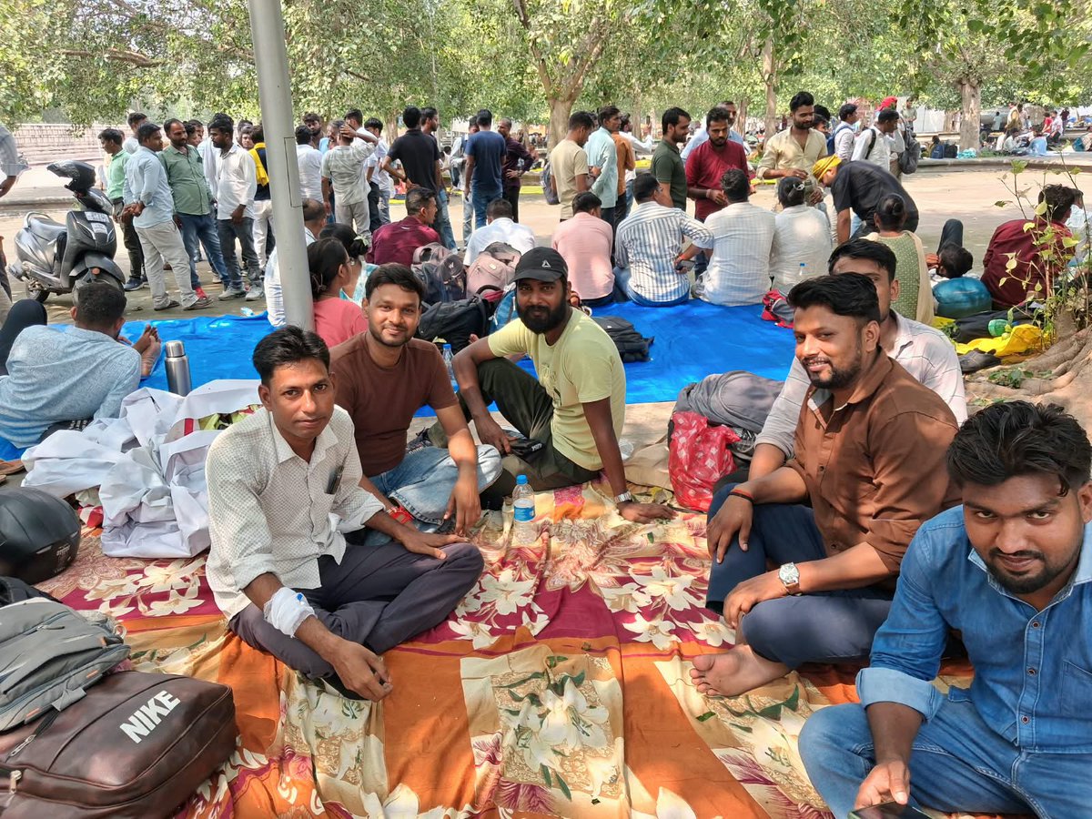 adarshsingzkvl's tweet photo. गांव-गांव तक सरकार की हर योजना पहुंचाने वाले आज खुले आसमान के नीचे धरने पर बैठे हैं। हुक्मरानों, अब तो अपनी आंखें खोलो और हमारी पीड़ा सुनो!
#पंचायत_सहायक_संघर्ष
@myogiadityanath @brajeshpathakup @uppanchayatiraj https://t.co/3mMtCoKSzD