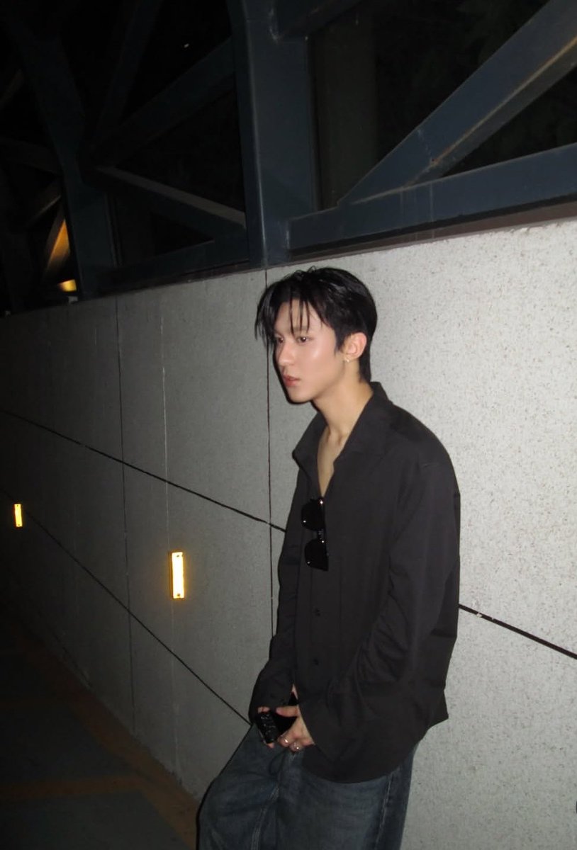 ryu_jint's tweet photo. Blurry night https://t.co/U4SUoUsDQA