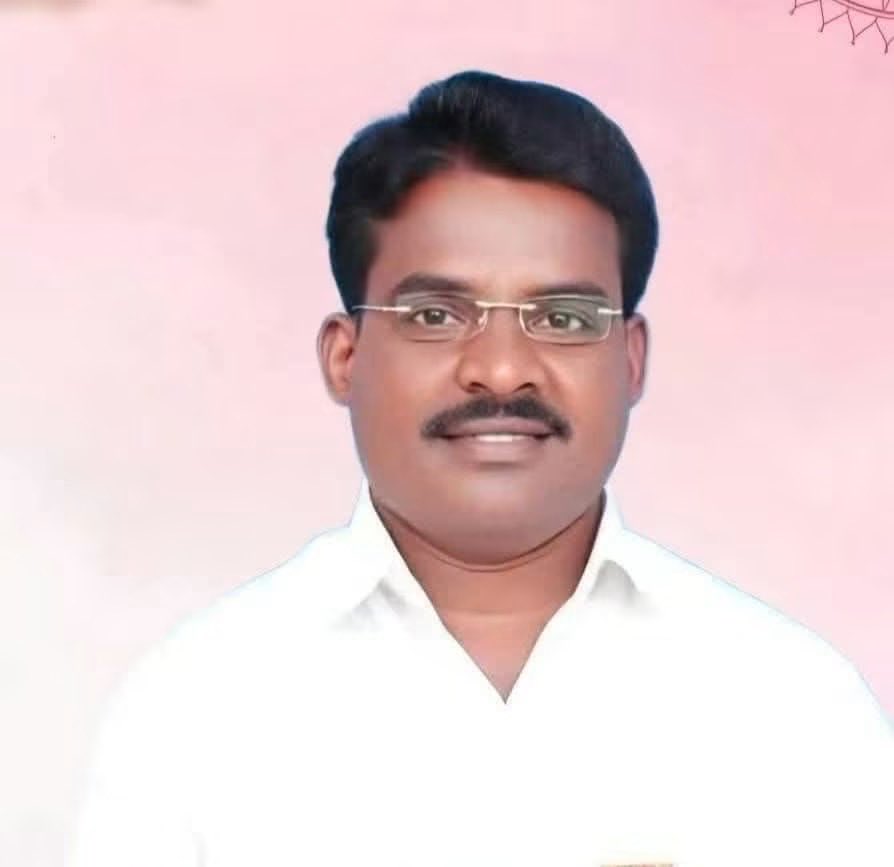 UttamKBRS's tweet photo. కన్నిల్లు‌పెట్టిస్తున్న లేఖ 😢

అందరికి నమస్కారం 
ముందుగా అందరు నన్ను మనస్ఫూర్తిగా క్షమించండి....
చాలా బాధేస్తుంది కానీ తప్పడం లేదు

వెల్గటూర్ మండల ప్రధాన కార్యదర్శి గా అధ్యక్షునిగా 2019-22 వరకు తెలియకుండా నెలకు 30-35 వేలు ఖర్చు అయ్యేవి 
��లా 04 సంవత్సరాలు గడిచే సరికి వడ్డీతో 14 లక్షలు అయ్యింది + సర్పంచ్ ముగిసే సరికి 04 లక్షల అప్పు 
తప్పని పరిస్థితి లో

2023- జనవరి లో ఇంటి పైన లోన్ తీసి అప్పులు కట్టిన ఇంటి లోన్  నెలకి -28,750 చొప్పున ఇప్పటికి 12 లక్షలకు పైనే కట్టిన  మల్లి 2023 ఎన్నికల సందర్బం రోజు గ్రామాల్లో తిరగడం +రోజు ఇంటి ఖర్చులు +EMI లు కట్టడానికి 2024 - మార్చి లో  పర్సనల్ లోన్ 5 లక్షలు తీసుకొన్న అవి నెలకు EMI 26,464  రూ!!ల చొప్పున 27 నెలలు కట్టిన 2026- జులై కి ముగిసింది  ఒడ్డెర కాలనీ దగ్గిర ప్లాట్ కన్స్ట్రక్షన్ కి 10,00,000(పది లక్షలు ) పెట్టిన అనవసరంగా  (ఇప్పుడు అది ఒకటే ఉంది) కార్ ఎక్సంజ్ ఇచ్చి కొత్త కార్ తీస్కొని ఇంకో పెద్ద తప్పు చేసిన దానికి 5లక్షల తో పాటు నా kwid కార్ పోగొట్టుకున్న 
ఆర్థికంగా ఇరకున్న అని తెలిసే సరికి చాలా నష్టం జరిగింది ఈ EMI ల కోసం ��ాలా మంది దగ్గిర అప్పుగా తీసుకొన్న వీటిని కట్టడం కోసం 
నా క్లినిక్ ఇంటి పైన మల్లి హౌస్ లోన్ 2025 లో తీస్కొన్న దాని EMI - 14 644  ఈ EMI ల కోసం అప్పులు భదలు తీసుకోవడం జరిగింది ఎవరికీ చెప్పలేక ఎం చేయలేక ఆ మధ్య నే నా భార్య పల్లవి కి  చెప్పిన పాపం తనకి మొదటి నుండి నేను ఏమి చెప్పేది కాదు ఎటు వెళ్తున్నానో ఎం చేస్తున్నానో కూడ చెప్పలే ఎన్నడు  ఇప్పుడు తెలిసే సరికి చాలా ఏడుస్తుంది ఇంకా పూర్తిగా చెప్పలేదు మా అక్కకి బావకి అత్తమ్మ మావయ్య కి మా అన్న లక్ష్మణ్ వదిన లకు చెప్పింది .. తన దగ్గిర ఉన్న బంగారం  పాపా ది బాబు చైన్ అన్ని mutthoot లో తాకట్టు లో ఉన్నాయి మా అత్తమ్మ మావయ్య  గోల్డ్ పెట్టి డబ్బులు 2 లక్షల వరకు సహాయం చేసారు మా అక్క -బావ 3లక్షల వరకు ఇచ్చారు 
నాకు ఇద్దరు పిల్లలు పాపా సంజన (11)బాబు సుధాంష్ (5) ఏనాడు వాళ్లకు ఎం చేయలేదు  మా పల్లవికి ఈ మధ్య ఆరోగ్యం బాలేదు హార్ట్ బీట్ రేస్ అవుతోంది నేను ఇక లేనని తెలిసే సరికి పిచ్చిది అవుతుంది.. నా పిల్లలు అనాధ లు అవుతారు చిన్న పిల్లలు ఈశ్వర్ సార్ 
దయచేసి వారిని ఆదుకోండి...
ఈశ్వర్ సార్ మీరు ఎందరికో ఎన్నో చేసారు KCR KTR తో అయినా చెప్పి నా కుటుంబాన్ని ఆడుకోండి సార్   నాయకులు వ్యాల్ల హరీష్ రెడ్డి గారు ఎన్నో కుటుంబాలని ఆదుకొన్న మీరు నా పిల్లల్ని ఆదుకోండి PLZ రమణ రావు బాపు శ్రీకాంత్ రెడ్డి అన్నా  బలరాం అన్నా క్రిష్ణ రెడ్డి, జలంధర్ రెడ్డి, తేజ,చిట్టన్నా,గాజుల మల్లేశం ��న్న అయ్యూరి రాజేష్ బాయ్ రాంచందరన్న,కుమార్, సత్యం అన్ని మండలాల నాయకులను మిస్ అవుతున్నా మీరు మా కుటుంబానికి సహకరించండి... నిజంగా ఎంతో అద్భుతం గా బ్రతికిన నాకు దేవుడు ఇలా ఎందుకు చేసాడో నా పల్లవి కి పిల్లలకు దూరం అవ్వడం నా ఖర్మ... పల్లవి నన్ను క్షేమించు... నీ రుణం తీర్చుకొనే అవకాశం ఆ దేవుడు నాకు ఇవ్వాలి.
అత్తమ్మ మావయ్య - అక్క, బావ - అన్నా వదిన..మీరు క్షేమించండి నన్ను పల్లవికి పిల్లలకు మీరే ఇక అన్ని...లక్ష్మణ్ నా పిల్లల���ు మీరే ఆదుకోవాలి బామ్మర్థులు కృష్ణ స్వామి, కమల్,సూరాజ్, సాయి, రవి అనిల్, మామ,వాసు, అరుణ సంపత్, బాబాయ్, మా అక్కయ్యలు మీరు అంత నా కుటుంబానికి అండగా ఉండండి.. మీరే దిక్కు ఇక....
నా బాధ ఒక్కటే డబ్బులు హాస్పిటల్ ఖర్చులకో  పండగలకో నా కుటుంబానికో ఖర్చు చేయలేదు ప్రామిస్.... అప్పట్లో రోజు మండలం లో పార్టీ కార్యక్రమాలకు తిరగడం మరియు EMI లకె అప్పులు చేసిన నా పిల్లల పాపం నా పల్లవి పాపం కచ్చితంగా నాకు తగు��ుద్ది ఏనాడు వారికి ఏమి చేయని మూర్కున్ని....
దయచేసి ఎవరు నాలా చేయకండి... గత కొద్ది రోజులుగా ప్రతి నిమిషం నరకం అనుభవిస్తున్నా ఇన్ని రోజులు ఎన్నడు పిల్లల గురించి కుటుంబం గురించి వారికోసం సంపాదించాలని ఎందుకు అనిపించలేదో  ఇప్పుడు అర్థం అయ్యే సరికి రోజు నిద్ర పట్టడం  లేదు నా కుటుంబం కోసం ఏమి చేయలేదు సంపాదించలేదు... నాపైన నాకే విరక్తి వచ్చేస్తుంది ఏంటి ఈ జీవితం నా వల్ల అవ్వట్లే...నా కుటుంబ��� భవిషత్తు ఆలోచిస్తే భ��మేస్తుంది, దేవుడా వారిని చల్లగా చూడు 

దయచేసి నాకు ఆర్థిక సహాయం చేసినవారు కొద్దిగా ఓపిక పట్టండి..

గ్రామంలో నేను ఎవరినైనా ప్రత్యేక్షంగా పరోక్షంగా బాధ పెడితే నన్నుక్షమించండి...
కృష్ణ రెడ్డి సాబ్ జలందర్ రెడ్డి సర్పంచ్..మీకు పూర్తిగా నా గురించి తెలుసు మీరే అందరితో కలిసి మా పిల్లలకి హెల్ప్ చేయండి జలి plz 
రియాజ్ గాధం భాస్కర్  చందు జానీ ఇప్పల రాజు  వెంకటేష్,నారాయణ 
మండల నాయకులు అందరికి ప���రు పేరున సాయి మణికంఠ సురేష్ సార్ అందరికి