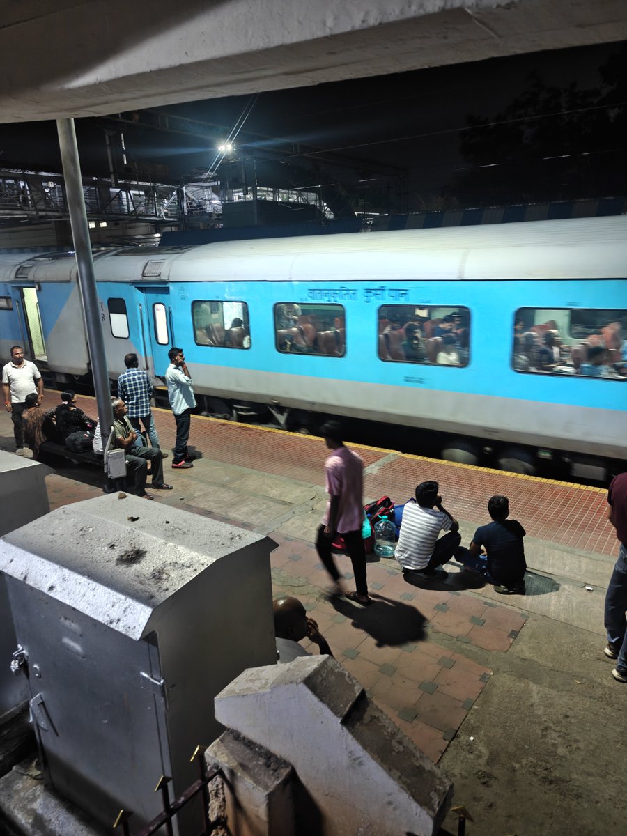 sdarshan10's tweet photo. Always a pleasure to travel by @GMSRailway #IndianRailways @RailMinIndia. #Shatabdi journeys are safe, ontime and comfortable. Had pleasant conversation with @irctc_app catering staff too.😀 https://t.co/E5qQIKnZSI