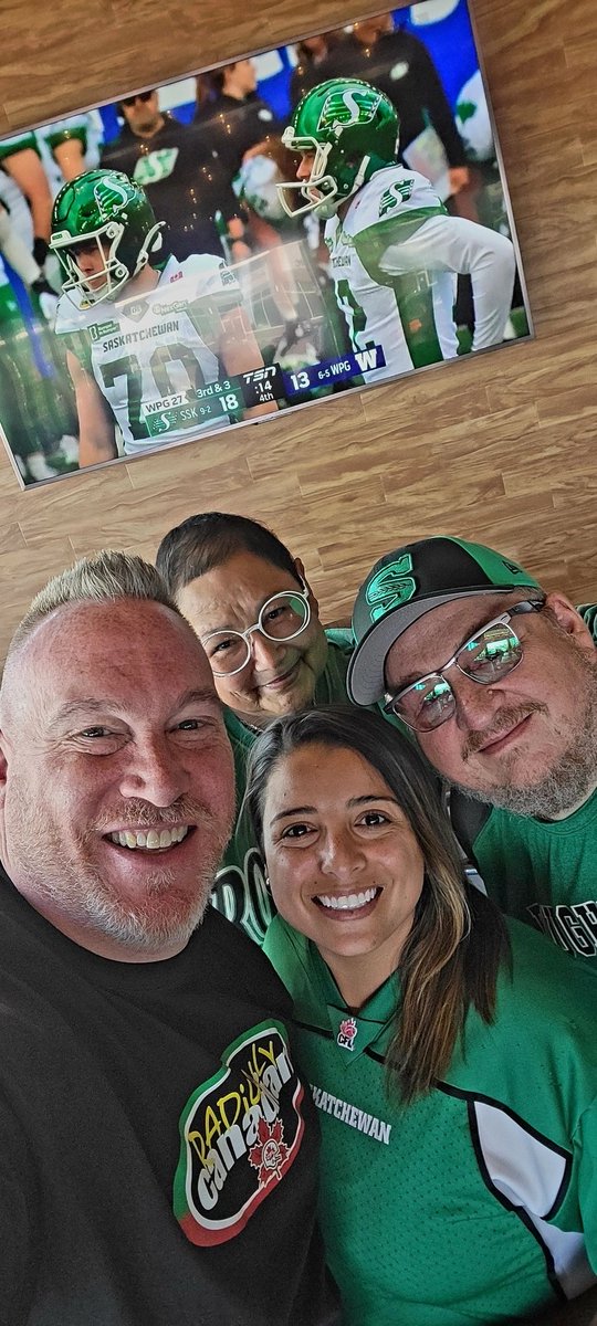 RiderCharm's tweet photo. This… ONE Banjo Bowl ago!!! 💚💙🏈 We had sooo much fun watching the 🟢🔵🏈 game with these 2… and of course, the RIGHT team won!!! 😉💚
 #CFLFam #BanjoBowl @adamgosse @dponticellitv @prairie_scot https://t.co/efcKrjRmOr