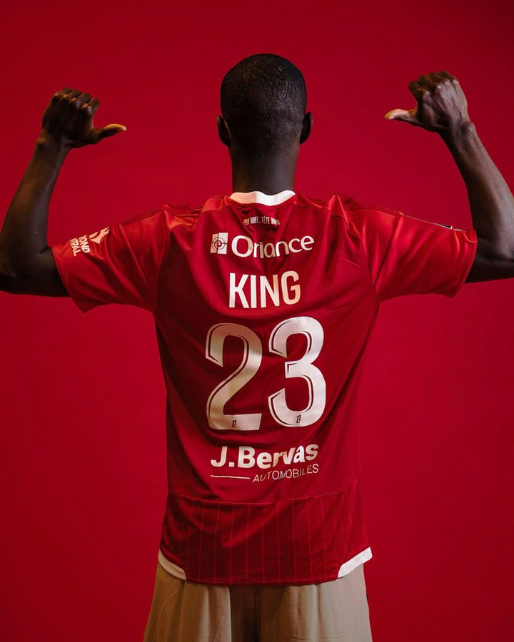 ActuFoot_'s tweet photo. 🕊️ Brest et le PSG porteront un brassard noir dimanche en hommage à Éric Roy. 🤍

Le maillot brestois rendra aussi hommage à leur entraîneur avec : 

🤴 « King » floqué dans le dos de tous les joueurs
👑 Une couronne sur la face avant du maillot

📸 @SB29 https://t.co/ICtthpxzmo