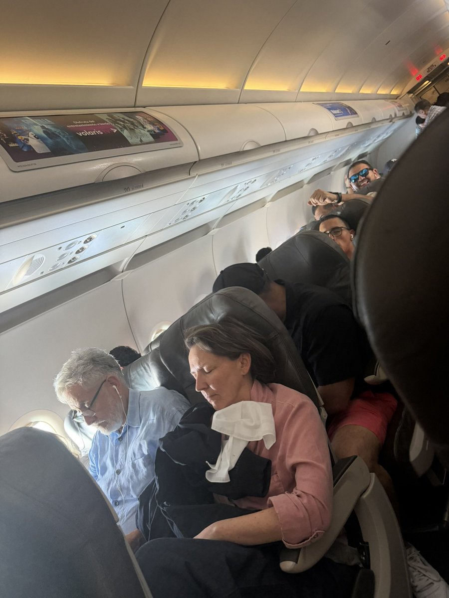 __VaderGT's tweet photo. Guatemala sumergida en el abismo de la violencia, el caos, los bloqueos, la corrupción, la pobreza y el analfabetismo.

Mientras tanto, estos dos lindos gatitos del @GuatemalaGob ponen rumbo a Cancún para disfrutar de los deleites del capitalismo opresor.

Ah, y el pequeño detalle: 
—la fiesta la pagamos nosotros, con nuestros impuestos.

Qué cómoda resultó la primavera cuando la factura la paga el pueblo.

Semilleros inutiles. 😏