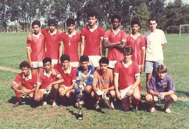 _Piro's tweet photo. Internacional da Vila Progresso:

Em pé: Carlinhos, Betão, Roberto, Pezão, Marcio, Paulo e Edivaldo
Agachados: Piro, Gringa, Julcinei, Gasolina, Duda, Rogério e Cristiano

#piroresumo #Futebol https://t.co/ulzai48FUL