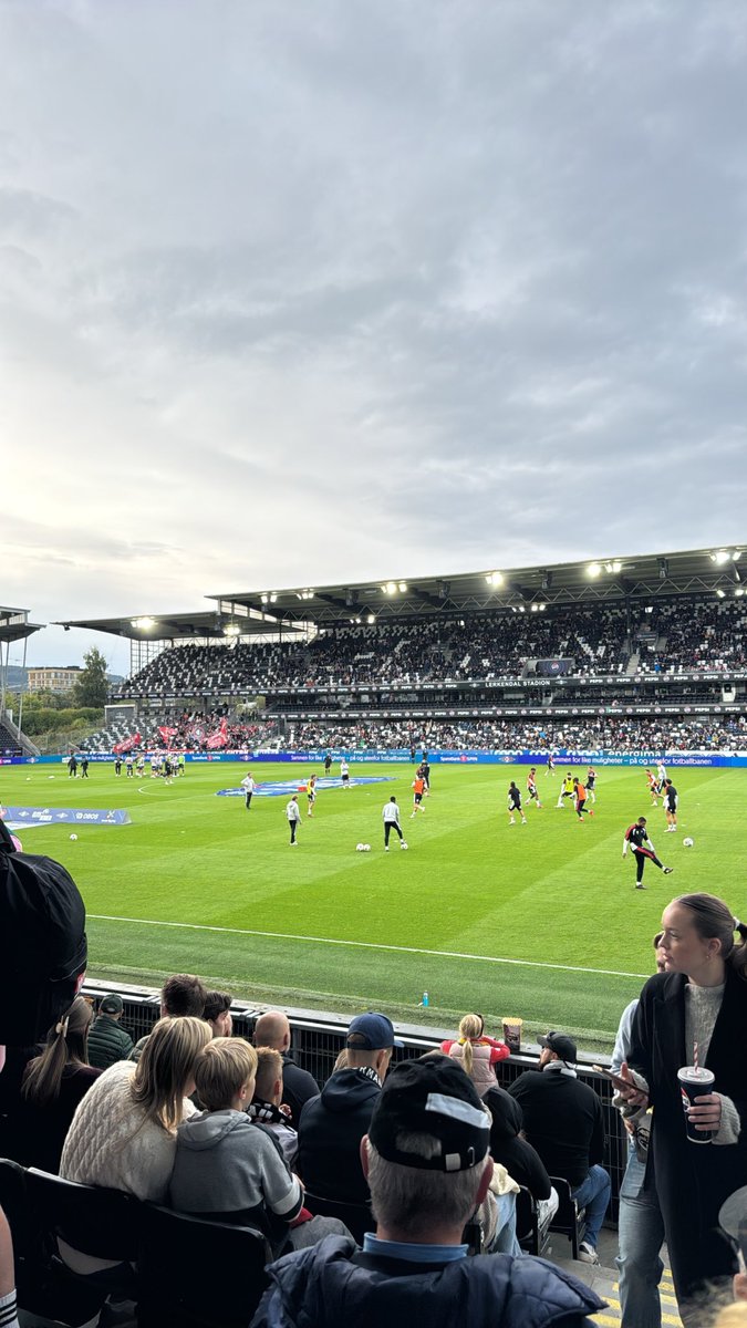 IndsetM's tweet photo. Aldri feil med litt heavy metal-fotball på en lørdagskveld. https://t.co/YmZUDihiUf