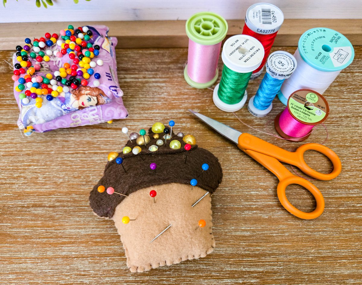 MinimalAbstrac1's tweet photo. Cupcake Felt Pincushions 🧁🧵🪡😋
https://t.co/z8t3oK1A8Y
#etsygifts #handmadehour #uniquegifts #giftsforfriend #giftsforher #womaninbizhour #CraftBizParty #ChristmasGiftIdeas #HolidayShopping #Sweet #CupCake #Pincushions #CraftyVibes #CraftyMom #SewingBee #SaturdaySplendor https://t.co/C58JXFPGwR