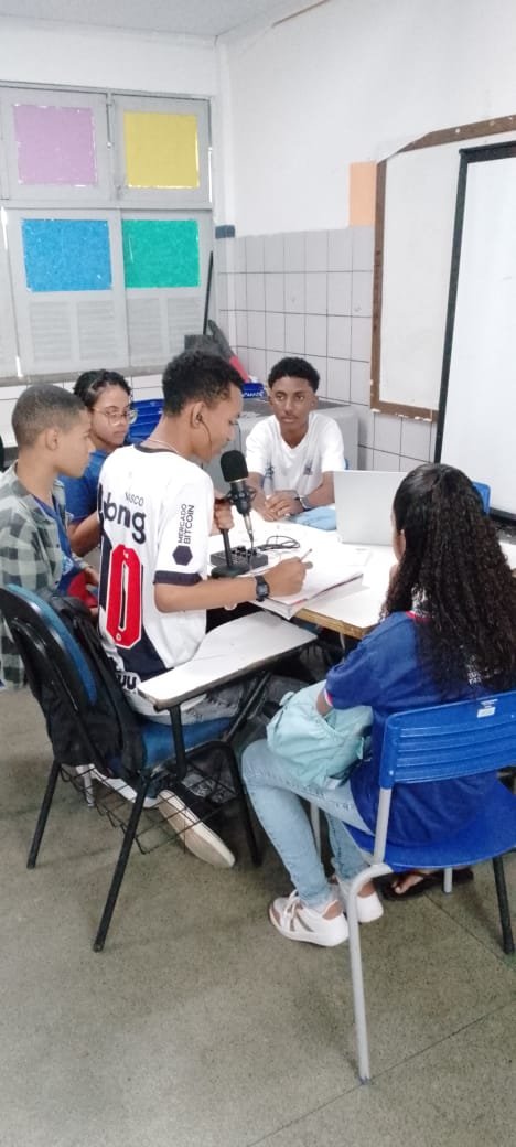 1uc4s_m1theus's tweet photo. Alunos de uma escola pública aprendendo a fazer podcast. Um projeto muito legal promovido por uma escola na Bahia com o professor @IvanSantos0q e em breve vão aprender a usar o Real Oficial do @acgfbr.

comunicação nesse novo século de IA e redes sociais é um letramento indispensável e com certeza esse modelo deve ser replicado em outras escolas.