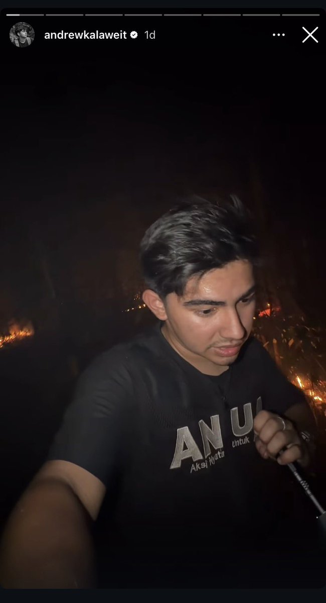 LambeSahamjja's tweet photo. kondisi kalimantan dari pov andrew:
- makin parah
- susah di padamkan
- satu satunya pake alat berat
- dan alatnya terbatas https://t.co/HwWQZFlxE8