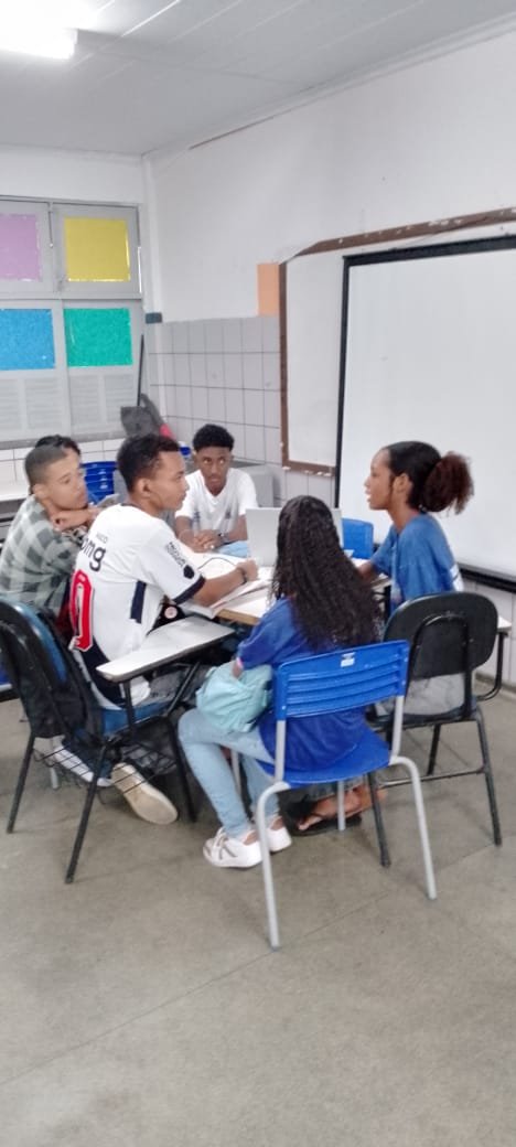 1uc4s_m1theus's tweet photo. Alunos de uma escola pública aprendendo a fazer podcast. Um projeto muito legal promovido por uma escola na Bahia com o professor @IvanSantos0q e em breve vão aprender a usar o Real Oficial do @acgfbr.

comunicação nesse novo século de IA e redes sociais é um letramento indispensável e com certeza esse modelo deve ser replicado em outras escolas.