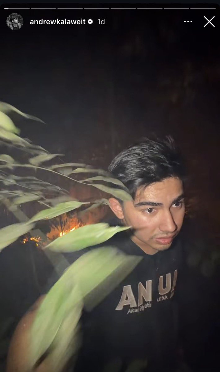 LambeSahamjja's tweet photo. kondisi kalimantan dari pov andrew:
- makin parah
- susah di padamkan
- satu satunya pake alat berat
- dan alatnya terbatas https://t.co/HwWQZFlxE8