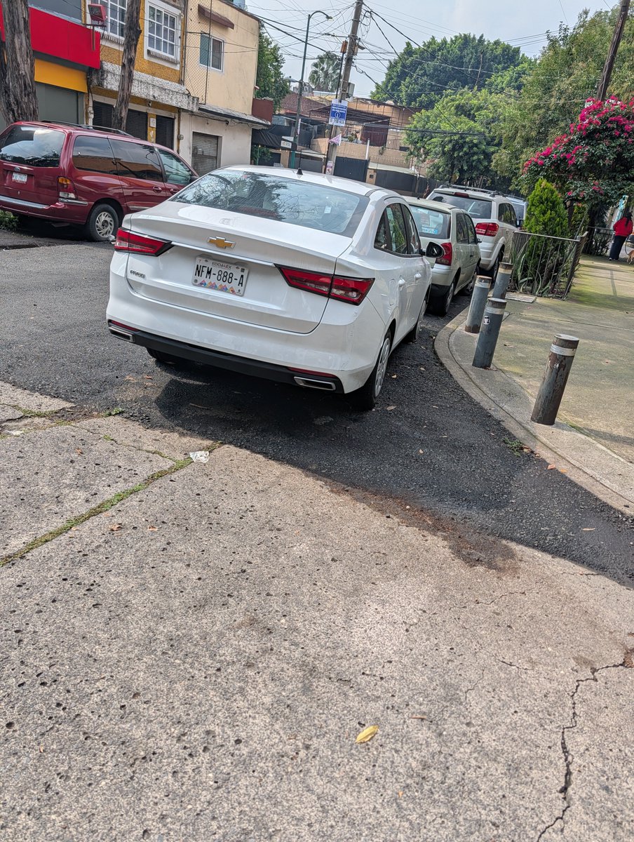 Cannibalistico's tweet photo. Se levantó reporte al 911 por vehículo estorbando en paso peatonal 
Más de 30 y no han llegado 

Casa del obrera mundial y castilla 
@C5_CDMX https://t.co/7qH9bWVKPF