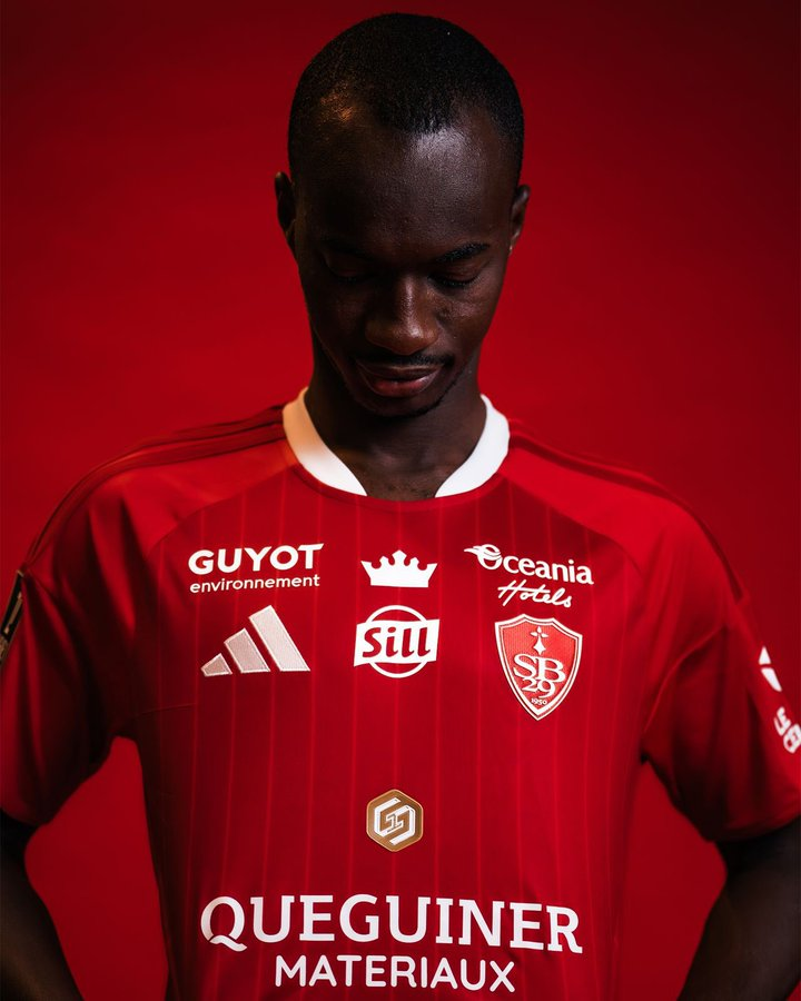 ActuFoot_'s tweet photo. 🕊️ Brest et le PSG porteront un brassard noir dimanche en hommage à Éric Roy. 🤍

Le maillot brestois rendra aussi hommage à leur entraîneur avec : 

🤴 « King » floqué dans le dos de tous les joueurs
👑 Une couronne sur la face avant du maillot

📸 @SB29 https://t.co/ICtthpxzmo