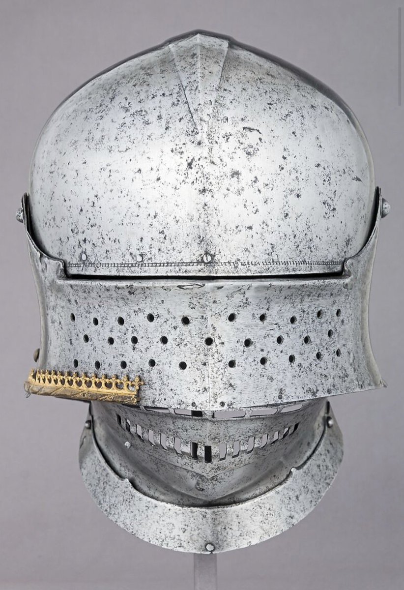Argonaut1535's tweet photo. 👑🇩🇪🇦🇹Visored Close Sallet of future Holy Roman Emperor Maximilian I Habsburg (1459-1519)

Made in Augsburg ca. 1490 by Lorenz Helmschmied.

This sallet was a new type probably invented by Lorenz Helmschmid for Emperor Maximilian I (1459–1519) around the time he became head of the Holy Roman Empire in 1493. 

Its construction, with the falling buffe (chin defense) pivoting on the same points as the visor, anticipates the development of close helmets around 1510. The gilt fleur-de-lis trim, which originally bordered the entire helmet, is a typical late Gothic decoration on armors of high quality and is found on several that belonged to Maximilian and other members of the Habsburg court.

•Dimensions: H. 12 in. (30.5 cm); W. 9 in. (22.9 cm); D. 12 3/8 in. (31.4 cm); Wt. 4 lb. 15.7 oz. (2261 g)