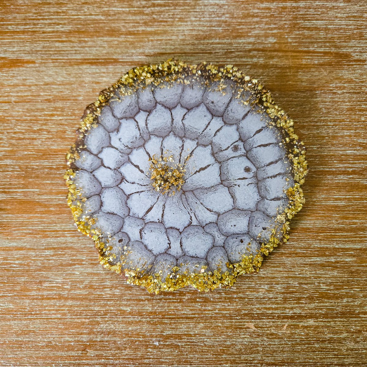MinimalAbstrac1's tweet photo. Patterned Geode Resin Coasters 💎🩵🤎💚🍵☕️
https://t.co/PQKCqPzfcg
#etsyfinds #handmadehour #uniquegifts #giftsforfriend #giftsforher #womaninbizhour #CraftBizParty #AutumnVibes #FallMood #HolidayShopping #geode #Coasters #CoffeeLovers #TeaTime #homedecor #weekendmood https://t.co/XZBEyEC84j