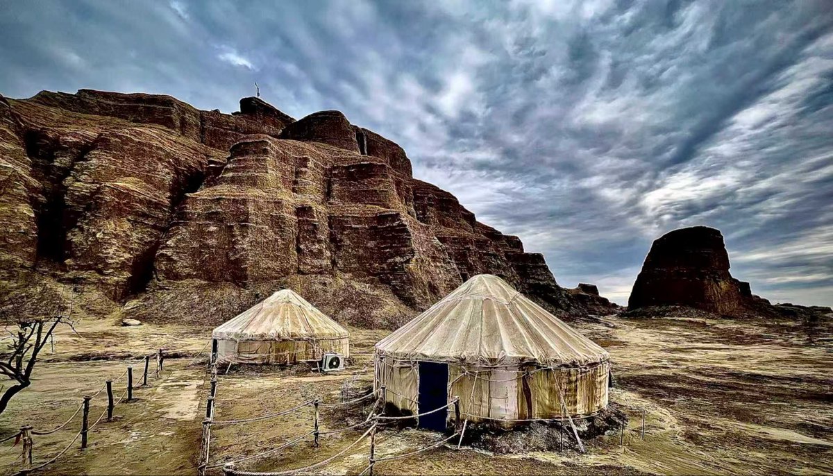 NilssonsInChina's tweet photo. In Karamay, banshees’ shrieks devour the earth. Gobi‑bound gales carry screams from underworld spirits. Category‑12 hurricanes flay stone down to bare skeletal rock. These yardangs are a geological graveyard, born 130 million years ago, when the last waters of vast Junggar … https://t.co/qG6mHe1iFi