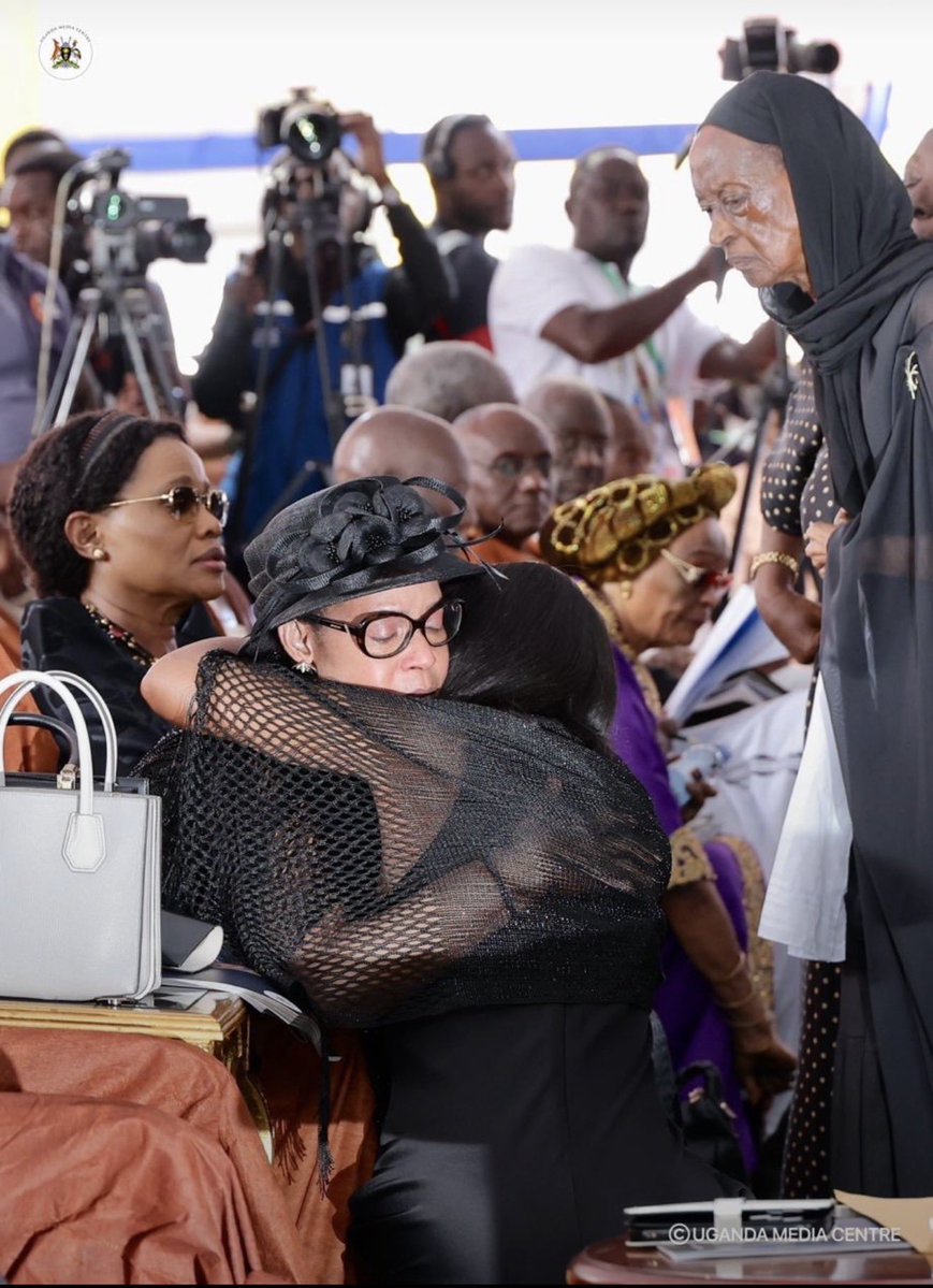BarbieItungoK's tweet photo. Crowns bowing to the pain of loss, but with unyielding collective resilience. No words can express what this image portrays in these very difficult times. May you find strength to endure the pain that comes with the loss of your beloved son and King. https://t.co/uoCeJyYJjT