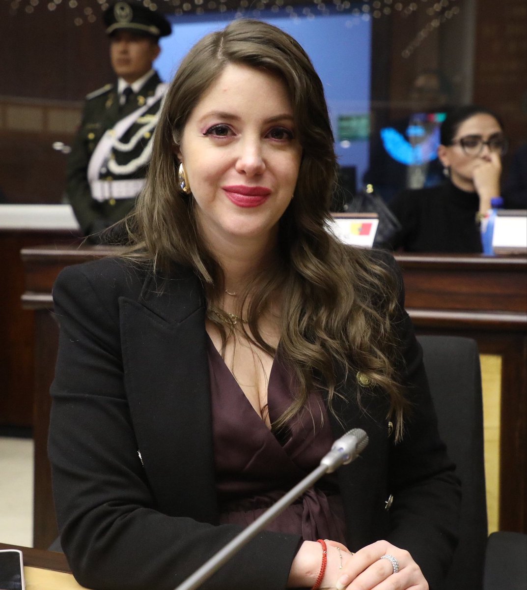 TheVerdugoEc's tweet photo. Christopher Landau, el Quita Visas de Estados Unidos, tendría en la mira a la socialista Mónica Palacios por acusar repetidamente a Estados Unidos de narcotráfico y de ser un desestabilizador de toda América Latina.

Esperemos que se haga justicia en contra de esta prosti https://t.co/q5u5DLPsPz