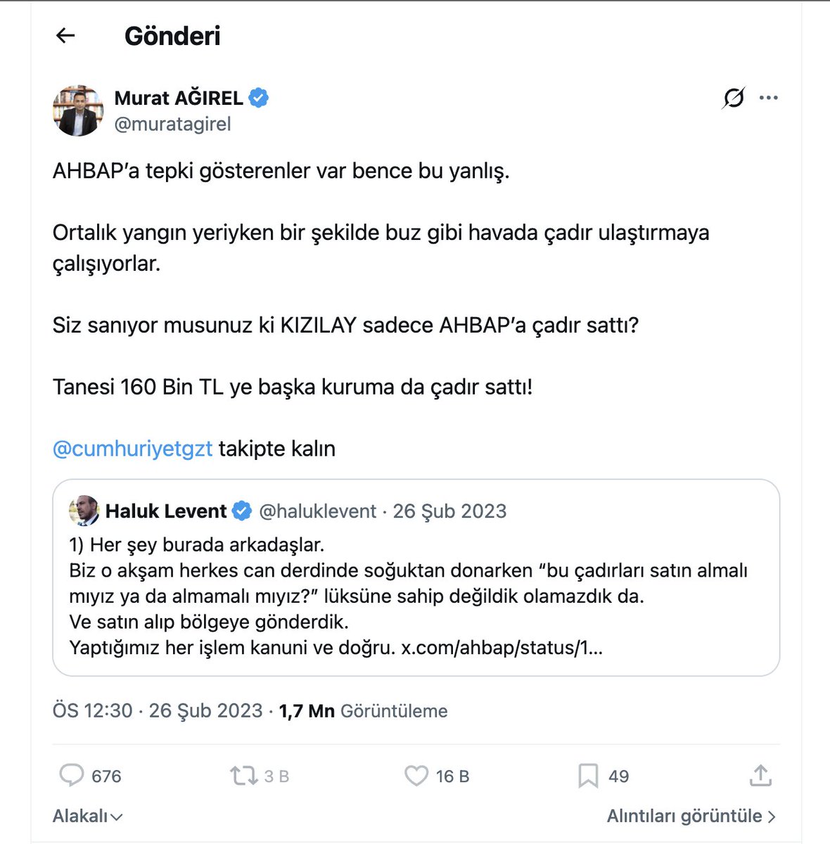 Abese_irca's tweet photo. Herkes bir dakika için şu ortamı objektif bir şekilde gözünde canlandırsın lütfen.

Hayatı yolsuzluk dosyaları içinde geçen araştırmacı gazeteci Murat Ağırel;

Haluk Levent'e "Torosların Yiğit Çocuğu, ağabeyim" diyecek kadar yakın,

Haluk abisinin dolandırıcılık sabıkası, alkol ve kumar bağımlılığı olduğunu biliyor,

Bütün ülke Haluk Levent'in bir türlü göstermediği faturaları konuşuyor,

Haluk Levent harcamalara dair sürekli çelişkili paylaşımlar yapıyor,

Cem Yılmaz, Atilla Taş, Deniz Akkaya gibi muhalif isimler bile vurgunlardan bahsediyor.

Araştırmacı gazeteci Murat Ağırel, bu tabloya baktı, baktı, baktı... Ve her şeyin yolunda olduğuna karar verdi. Hiçbir şeyden şüphelenmedi; kamuoyunda tartışılan AHBAP yolsuzluk iddialarının tamamen gerçek dışı olduğuna, fatura beyanı yapılmamasının mutlaka geçerli bir sebebi olduğuna ikna oldu. 

Sonra Kızılay'a dönüp kimsenin saklama gereği bile duymadığı rutin bir dernek faaliyetiyle ilgili, tam da Haluk Levent'in ihtiyacı olan tarihte ve şiddette bir yaygara kopardı.

Ortalık karıştıktan sonra da Haluk Levent'e faturaların ne olduğunu sormayıp bağışların kesilmemesi için destek paylaşımı yaptı.

Yani tarihin en büyük yardım derneği soygununa yanlışlıkla yardımcı olduktan sonra, bir de farkında olmadan soygunun büyüyerek devam etmesine yarayan bir paylaşımda bulundu.

Murat Ağırel bize bu hikayeyi anlatıyor; inanmazsanız da "Bizi susturmak istiyorlar," diye yine yaygara koparıyor. Bugün bir yerler soyulmuyordur inşallah.