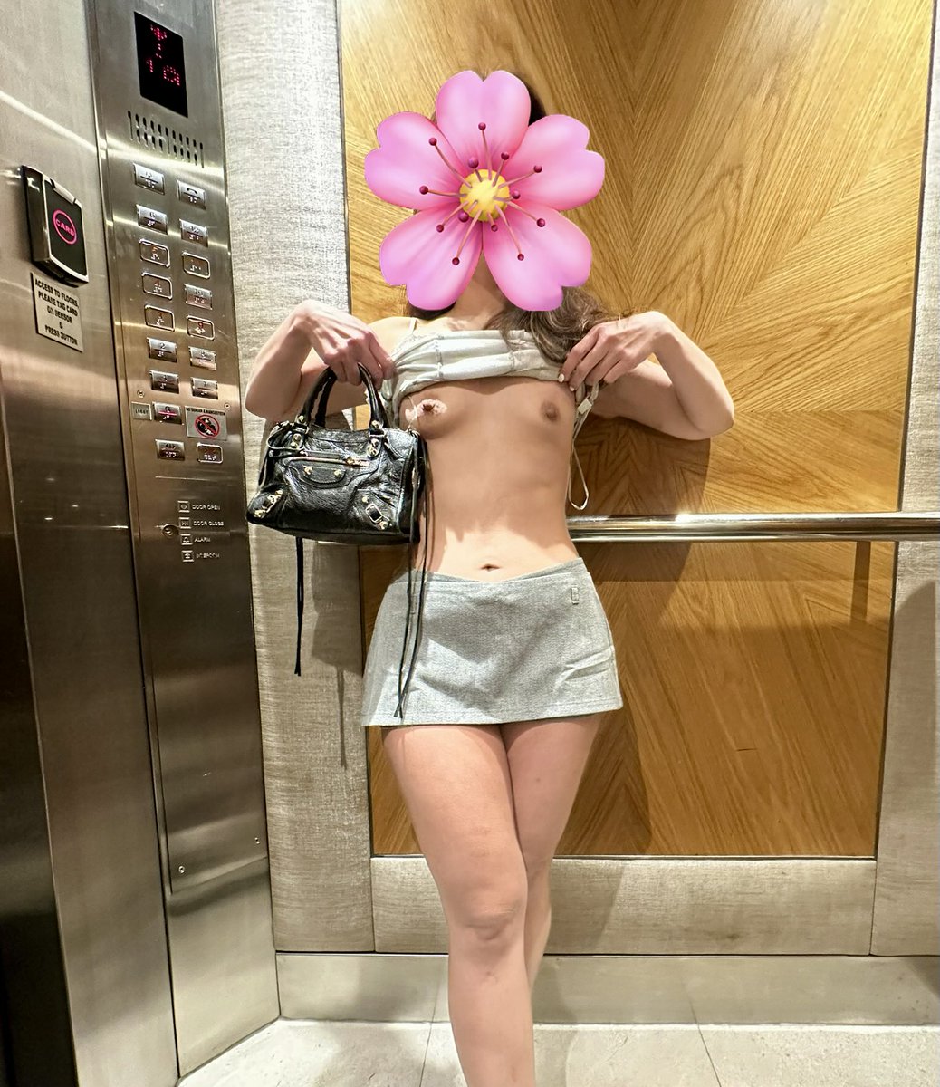 keetycatt's tweet photo. Cold temperature makes my nipple hard https://t.co/Mfxm5YZwdx