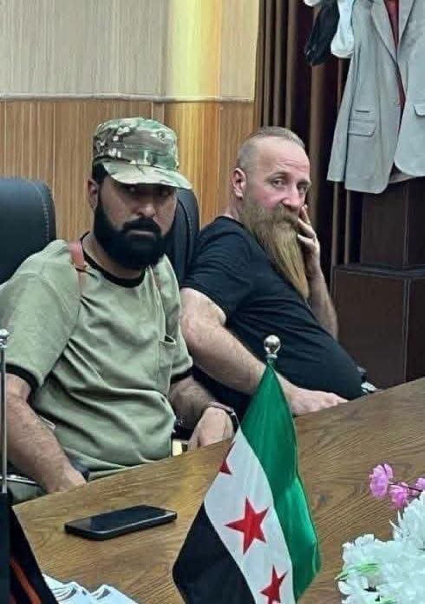 amk81a8's tweet photo. ⛔️شبيح مجرم يعمل   ضمن وزارة الدفاع الفرقة 63 
فيصل فايز الدرويش 
ظهرت اليوم صور له وهو ينكل بجثث شهداء مدنيين قبل التحرير https://t.co/qYhwAM6WBM