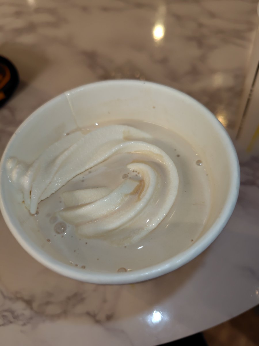 tento3san's tweet photo. ドリンクバー＋ソフトクリーム食べ放題だからって深夜にアフォガート作ってんじゃないわよ https://t.co/9b8bpgnSIx