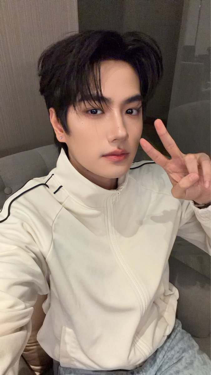 Ize6's tweet photo. คนเล็กหล่อมากกกกกกก เป็นกำลังใจให้น้องนันด้วยนะงับ 🥹😍🤍

MR FANBOY CHAPTER 3
#MrFanboyEP3
#nattanax https://t.co/m6uIG4f5ze
