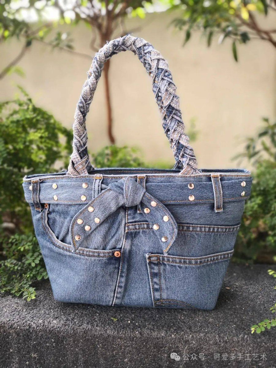 alinl998449's tweet photo. Got old denim jeans Turn them into a cute mini tote bag with just scissors, thread and a sewing machine—zero new supplies needed! Perfect for small outings. https://t.co/TGaKbJM54D
