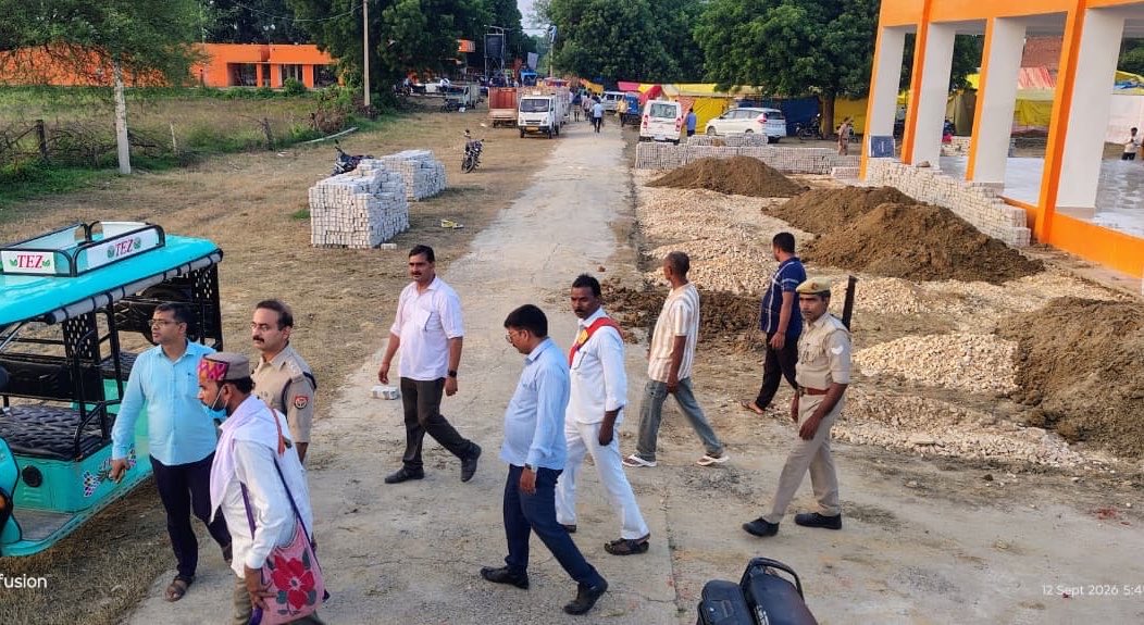 AjgaraDham's tweet photo. अजगरा धाम में मेले और महोत्सव की तैयारियाँ अंतिम दौर में
अधिकारियों के दौरे निरन्तर जारी
SDM लालगंज ने महोत्सव और अजगरा महान संवाद कार्य���्रम को भव्य स्वरूप प्रदान करने पर दिया ज़ोर 

#AjgaraMahotsava #Ajgaramela #AjgaraDham #TheGreatAjgaraDebate @dmpratapgarh https://t.co/S9LUnWzTXI