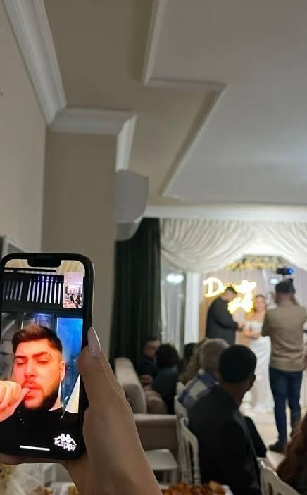 ddana_nuna's tweet photo. Yabancı Tinylerin tüm Barselona tweetlerini şöyle okuyorum soundcheck falan paylaşıyorlar bez çanta falan hediye edilmiş Atz ile dans oyunu mu ne oynayacaklarmış galiba kendimi kıskançlıktan komaya sokacam az kaldı hele Mamacita söylerlerse asıl o zaman büyük mahvolcam https://t.co/x1N5mATjth