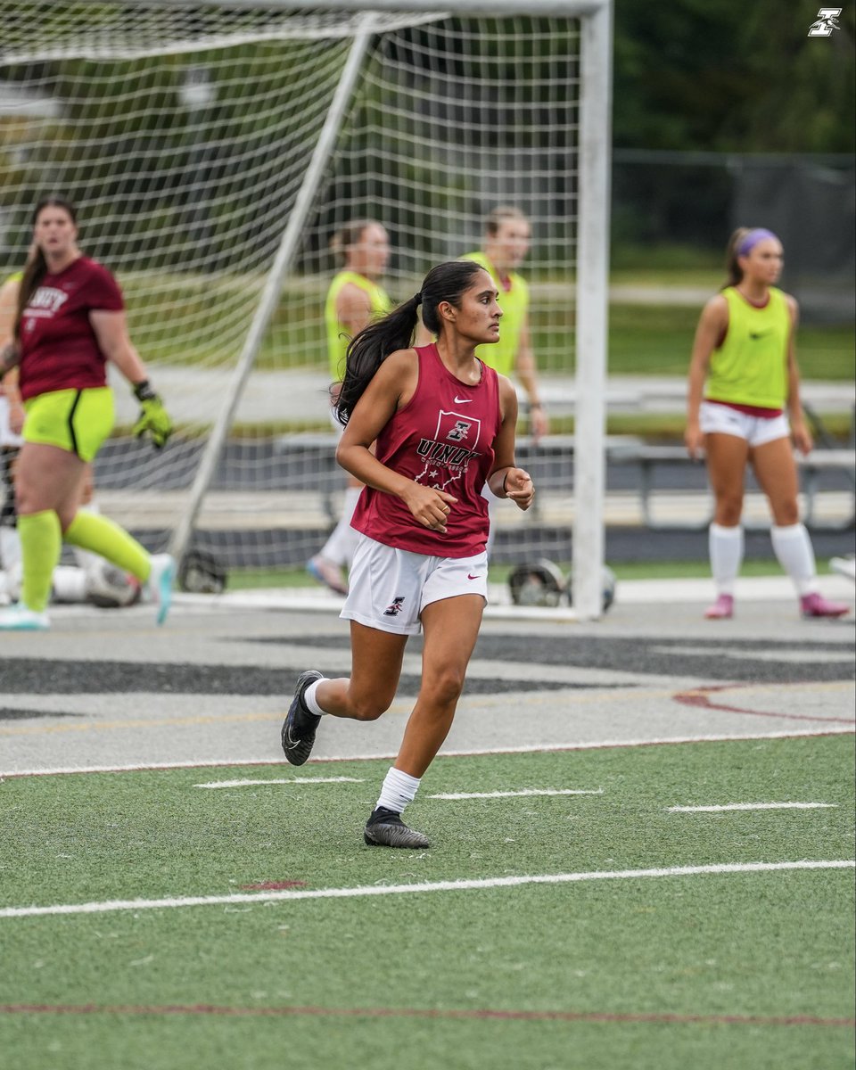 UIndywsoccer's tweet photo. 10 minutes to kickoff ⏳

#GoHounds https://t.co/UlnDTETBSm