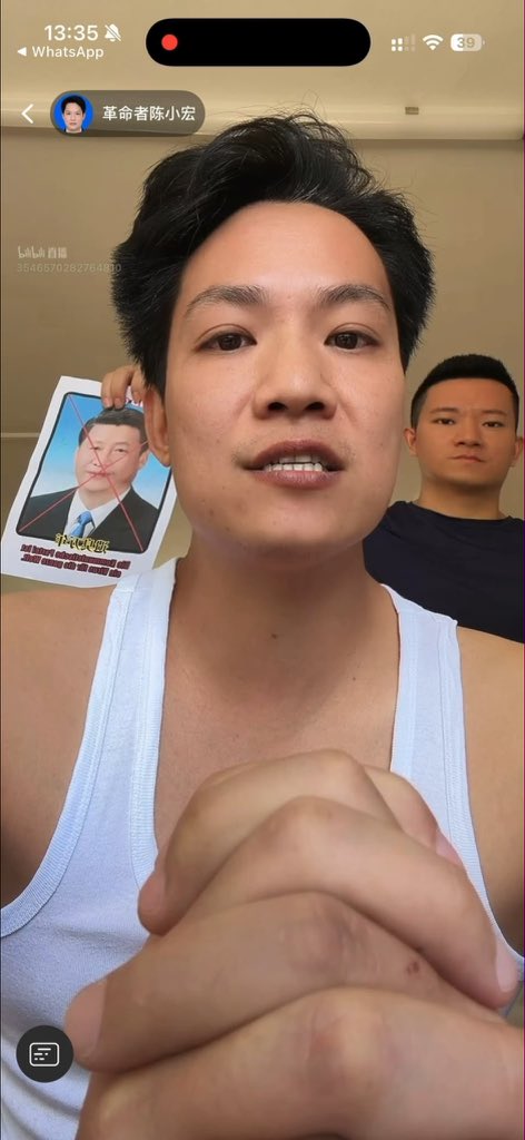 Binhips's tweet photo. 在b站直播冲塔
大家好我叫陈小宏，我认为，习近平是最大的窃国贼，最大的贪官，推翻共产党才是合理合法，一个政府的合法性，不应该来自对权力的垄断，而应该来自人民的授权、宪法的约束和自由选举。

我反对习近平领导下的一党专政体制，也反对以审查、封禁和打压言论的方式限制中国人的基本权利。

我希望看到的中国，不是一个所有人只能服从的国家，而是一个有真正的言论自由、新闻自由、宗教自由和政治选择权的国家。

我的诉求很简单：

结束一党专政，建立宪政民主制度；
让人民真正拥有选择政府、监督政府和更换政府的权利；
让法律高于权力，让公民的尊严和自由得到真正保障。

我坚持非暴力、和平的方式表达这些诉求。

一个国家真正的强大，不是让人民害怕政府，而是让政府接受人民的监督。

这就是我的声音，也是我为什么一直坚持表达的原因。