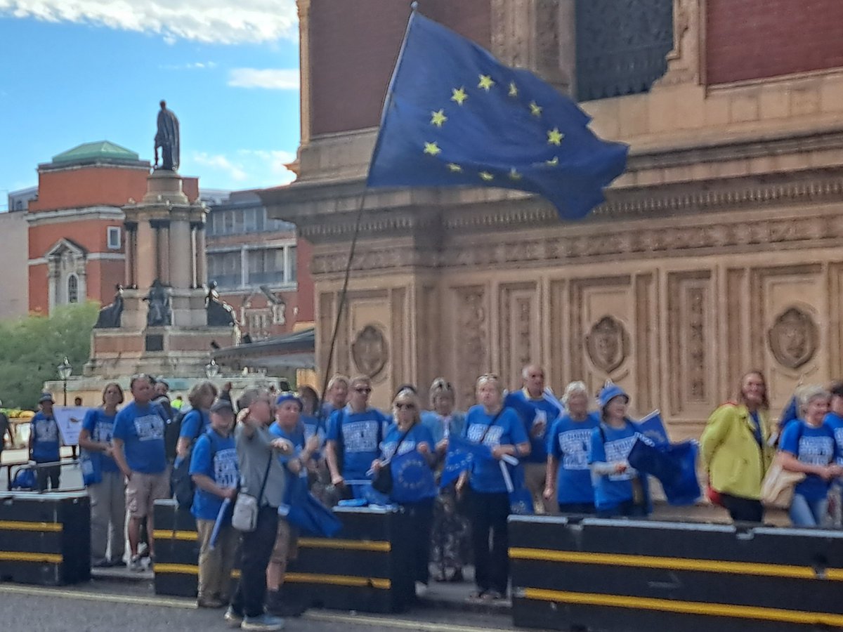EUflagmafia's tweet photo. Get your free EU flag at the last night at the Proms https://t.co/i1Ov7llRQ2