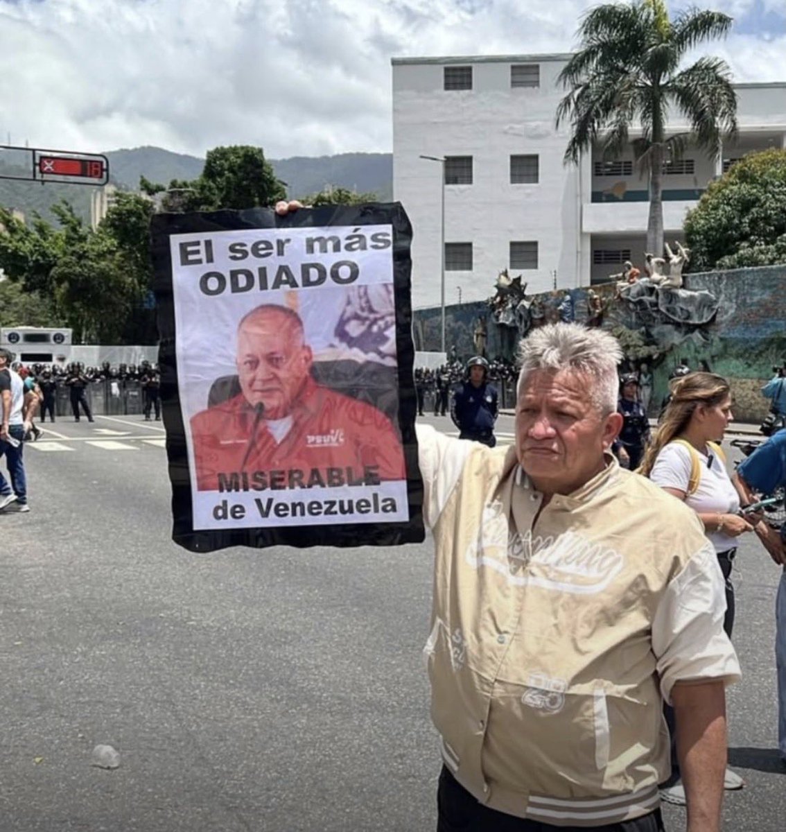 melania0880's tweet photo. Venezuela ya está bien….. DICEN. 
Ayer manifestó, sacó su pancarta, y hoy… DESAPARECIDO. https://t.co/GC7lkCvCiD