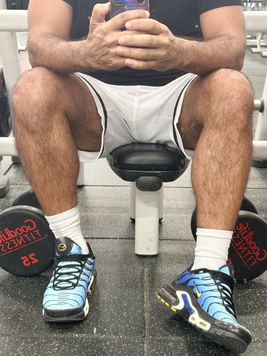 nikeguybr's tweet photo. Lie down to be my footstool https://t.co/pUGPs8CFOk