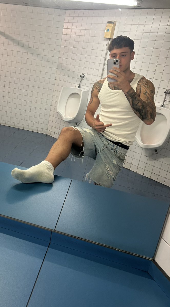 TheAlphaOtero's tweet photo. With socks or without socks?🧦 https://t.co/vKjP0uV27S