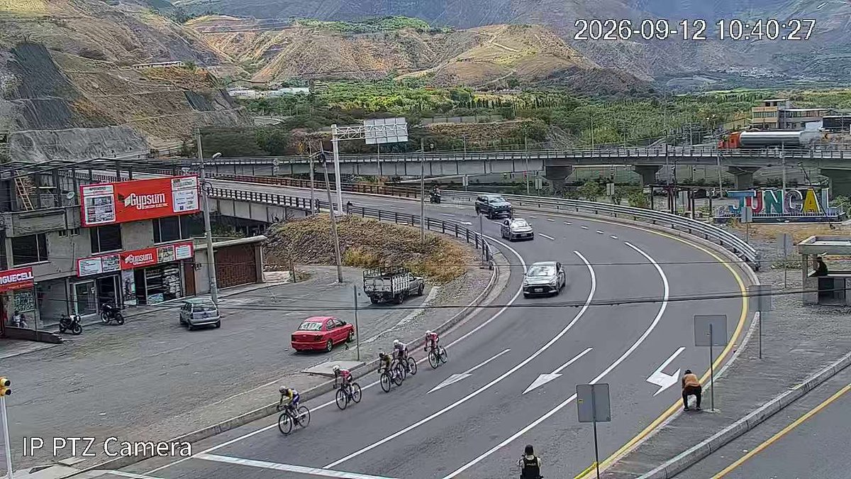 ecu911Ibarra's tweet photo. 📍#Ibarra | A través del sistema de #VideovigilanciaECU911 se registra el paso de los ciclistas por el puente de #ElJuncal, durante la etapa 6 de la “Vuelta Ciclística al Ecuador 🇪🇨 #VCE2026 🚴‍♂️🚴”, en el recorrido #Tulcán - #Cotacachi.

🤝 Se brinda apoyo y se mantiene la coordinación con las instituciones articuladas durante el desarrollo de esta etapa.

#LíneaÚnicaParaEmergencias 9-1-1