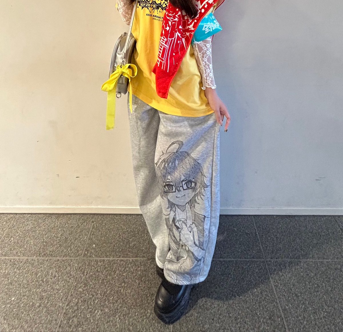 Rippy_0430_ham's tweet photo. ぶっとびな祭1日目お疲れさまでした!!
朝からいてもず〜っと楽しかったし、周りのみなさんもみんな楽しそうで幸せ空間でした💗
前日に描いた自作ズボンを見て 可愛い可愛い言ってもらえて内心ニッコニコでした😊
明日も楽しみです!!

 #ぶっとびな祭 https://t.co/CPmE7zv8Ka