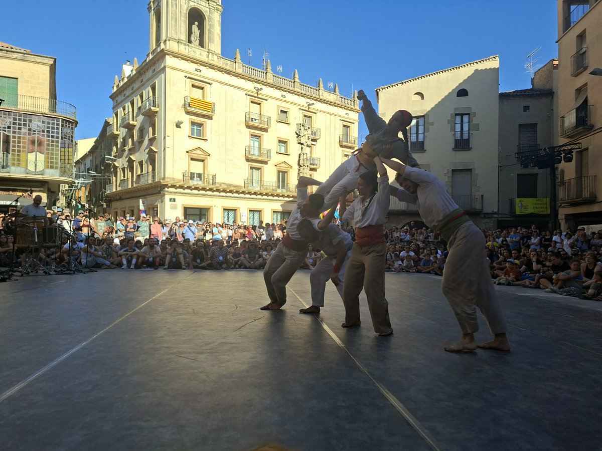 ForesJuliana's tweet photo. @firatarrega @MariedeJongh @catalanarts @icec_cat @oriolpuigtaule @martavivesm @tonipunti @CritCultural @ManelPiM @desbordat @MagiCamps @FMediterrania @OriolOsan @nuvol_com @PepeZapata @grecfestivalbcn @peniqueprod @Liceu_cat La Cia. Marc Fernández ens ha ofert #ALETA, una dinàmica i original coreografia inspirada en el món casteller. Ambient festiu a plaça, nervis i emoció al so de la gralla i el tabal. Fragments desconstruïts de castells. La peça és magnètica i el públic la segueix amb entusiasme. https://t.co/cl9qufcs0S