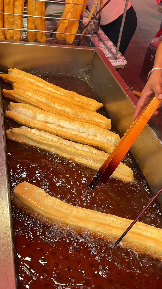 xiuju953316's tweet photo. Craving some late-night street vibes These crispy, flaky fried dough sticks are calling my name—warm, salty, perfect with a cold drink after a busy day. https://t.co/bceHqkNqUG