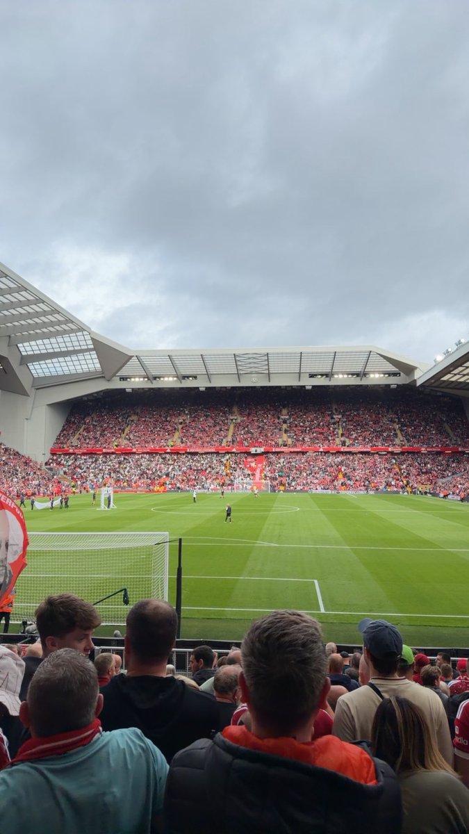 dan__1892's tweet photo. How that greek fella plays professional footy is beyond me shite https://t.co/APQcu01yKo