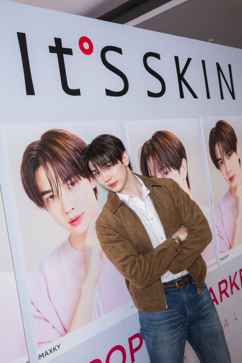 TalkinTrend's tweet photo. ‘มีน – แม็กกี้’ เสิร์ฟความฟิน เผยผิวสะอาดใส ออร่าพุ่งในงาน It’S SKIN POP-UP Market : SPECIAL SALE
 
หล่อ สะอาด ออร่าพุ่งสุด ๆ 2 หนุ่ม ‘มีน นิชคุณ ขจรบริรักษ์’และ ‘แม็กกี้ รชต      พิเชฐโชติ’ ที่มาเสิร์ฟความฟิน เซอร์วิสแฟน ๆ แบบจัดเต็มในงาน  It’S SKIN POP-UP Market : SPECIAL SALE  มหกรรมช้อปสกินแคร์แบรนด์ชั้นนำจากเกาหลี It’SSKIN ที่คืนกำไรให้แฟน ๆ ด้วยการขนผลิตภัณฑ์ดูแลผิวมาลด แลก แจก แถม กันกระหน่ำ พร้อม ๆ กับเปิดพื้นท��่ให้ได้พิสูจน์ผิวสวยออร่าความหล่อของ 5 หนุ่ม พรีเซ็นเตอร์ It’S SKIN Thailand แบบใกล้ชิด 
 
โดยกิจกรรมวันที่ 3 เปิดเวทีด้วยหนุ่มมาดดี ‘มีน นิชคุณ’ ที่มาพร้อมผิวหน้าสะอาดใสพุ่งแรงเตะตาแฟน ๆ เพราะมีไอเท็มคู่ใจเป็น It’S SKIN Prestige Foam 2X Descargot โฟมล้างหน้าสูตรพรีเมียมจากเกาหลีพัฒนาสูตรใหม่ เพิ่มสารสกัดเข้มข้นขึ้นกว่าสูตรเดิมถึง 2 เท่า ช่วยทำความสะอาดพร้อมบำรุงผิวล้ำลึกและ It’S SKIN Prestige Foam 2X Ginseng D’escargot               โฟมล้างหน้าพรีเมียม เพิ่มระดับสารบำรุงเข้มข้นจากสูตรเดิมถึง2 เท่า ผสานคุณค่าจาก          เมือกหอยทาก และสารสกัดโสมแดงอายุ 6 ปี ตอบโจทย์เรื่องการทำความสะอาดอย่างล้ำลึก พร้อมลดเลือนริ้วรอยในขั้นตอนเดียว
 
‘มีน’ เปิดใจว่า “ดีใจมากครับที่ได้มาร่วมสนุกกับแฟน ๆ แล���ครอบครัว It’S SKIN พร้อมแชร์ทริคในการดูแลผิวหน้า ปกติผมเป็นคนชอบดูแลตัวเองมาก ๆ ยิ่งเป็นคนเล่นกีฬาบาสเกตบอลด้วย มีเหงื่อหลังจากออกกำลัง ก็จะพิถีพิถันในการเลือกผลิตภัณฑ์ดี ๆ ให้ตัวเอง โดยเฉพาะการล้างหน้า It’S SKIN Prestige Foam ทั้ง 2 สูตร จึงตอบโจทย์ผมมาก ๆ ครับ ใช้ได้ทุกสภาพผิวด้วย แนะนำเลยครับ”
 
￼
 
จากนั้นในช่วงเย็นก็ถึงคิวของหนุ่ม ‘แม็กกี้ รชต’ ก็มาพร้อมความสดใสทั้งใบหน้า          และเอเนอจี้ พร้อมเผยเคล็ดลับผิวเปล่งปลั่งด้วย It'S SKIN Dr. Savers Serum กลุ่มเซรั่มสูตรใหม่
 
ถึง 5 สูตร ที่ตอบโจทย์ทุกปัญหาผิวอย่างตรงจุด ทั้งผิวเรียบเนียนกระชับรูขุมขน ปลอบประโลมผิวอย่างเร่งด่วน ปรับผิวกระจ่างใส ลดเลือนริ้วรอย และเติมความชุ่มฉ่ำล้ำลึก
 
“ปีที่ 2 แล้วครับกับการได้เป็��พรีเซ็นเตอร์ของ It’S SKIN สนุกสนานเหมือนเดิม   มีกิจกรรม ดี ๆ มาให้ผม และแฟน ๆ ร่วมสนุกกันตลอด แล้วผลิตภัณฑ์ของ It'S SKIN โดยเฉพาะ Dr. Savers Serum ที่คิดค้นมาให้แล้วให้การดูแลแก้ไขปัญหาทุกสภาพผิว อย่างผมเป็นคนผิวแห้ง ทั้ง 5 สูตรก็จะดูแลครอบคลุมเลย” ‘แม็กกี้’ เปิดใจ
 
นอกจากแฟน ๆ จะได้มาพิสูจน์ผิวสวยสะอาดของ ‘มีน – แม็กกี้’ ด้วยตาเนื้อแล้ว ยังได้ร่วมเล่นเกม พร้อมร่วมกิจกรรมอื่น ๆ ใน��านอีก���พียบ  โดยยังสามารถมาร่วมสนุก มาช้อปกันได้ที่งาน It’S SKIN POP-UP Market : SPECIAL SALE  วันสุดท้าย อาทิตย์ที่ 6 กันยายน เวลา 18.00 น. พร้อมพบกับ ‘ดัง ณัฎฐ์ฐชัย’ พรีเซ็นเตอร์ IT'S SKIN 'TONER PAD & MASK'  ที่ Zone B, ชั้น 1 เซ็นทรัลลาดพร้าว  
 
#ITSSKINPOPUPMARKET #ITSSKIN #ITSSKINTHAILAND
#ITSSKINCleanser #PrestigCleansingFoam #MEENxITSSKINPOPUP #meennicha8 #ITSSKINSerum #DrSaversSerum #MAXKYxITSSKINPOPUP #maxky_rp