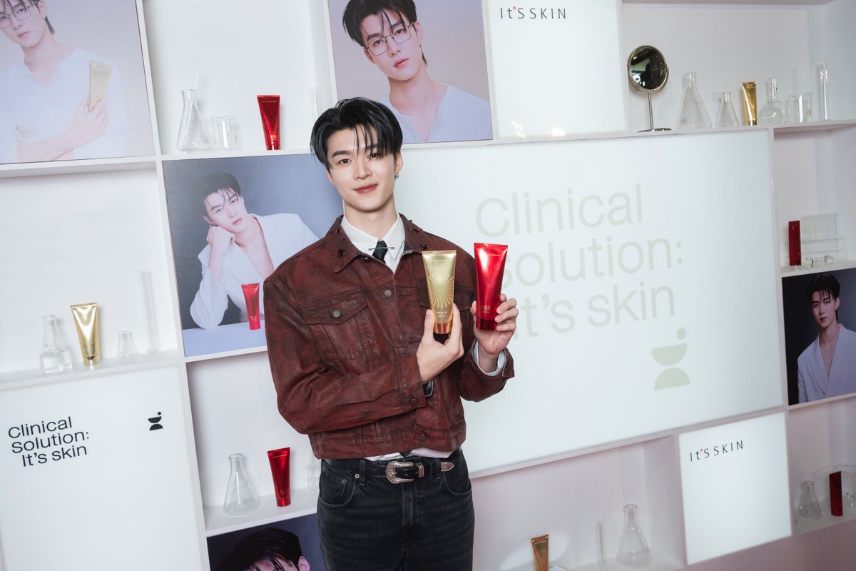 TalkinTrend's tweet photo. ‘มีน – แม็กกี้’ เสิร์ฟความฟิน เผยผิวสะอาดใส ออร่าพุ่งในงาน It’S SKIN POP-UP Market : SPECIAL SALE
 
หล่อ สะอาด ออร่าพุ่งสุด ๆ 2 หนุ่ม ‘มีน นิชคุณ ขจรบริรักษ์’และ ‘แม็กกี้ รชต      พิเชฐโชติ’ ที่มาเสิร์ฟความฟิน เซอร์วิสแฟน ๆ แบบจัดเต็มในงาน  It’S SKIN POP-UP Market : SPECIAL SALE  มหกรรมช้อปสกินแคร์แบรนด์ชั้นนำจากเกาหลี It’SSKIN ที่คืนกำไรให้แฟน ๆ ด้วยการขนผลิตภัณฑ์ดูแลผิวมาลด แลก แจก แถม กันกระหน่ำ พร้อม ๆ กับเปิดพื้นท��่ให้ได้พิสูจน์ผิวสวยออร่าความหล่อของ 5 หนุ่ม พรีเซ็นเตอร์ It’S SKIN Thailand แบบใกล้ชิด 
 
โดยกิจกรรมวันที่ 3 เปิดเวทีด้วยหนุ่มมาดดี ‘มีน นิชคุณ’ ที่มาพร้อมผิวหน้าสะอาดใสพุ่งแรงเตะตาแฟน ๆ เพราะมีไอเท็มคู่ใจเป็น It’S SKIN Prestige Foam 2X Descargot โฟมล้างหน้าสูตรพรีเมียมจากเกาหลีพัฒนาสูตรใหม่ เพิ่มสารสกัดเข้มข้นขึ้นกว่าสูตรเดิมถึง 2 เท่า ช่วยทำความสะอาดพร้อมบำรุงผิวล้ำลึกและ It’S SKIN Prestige Foam 2X Ginseng D’escargot               โฟมล้างหน้าพรีเมียม เพิ่มระดับสารบำรุงเข้มข้นจากสูตรเดิมถึง2 เท่า ผสานคุณค่าจาก          เมือกหอยทาก และสารสกัดโสมแดงอายุ 6 ปี ตอบโจทย์เรื่องการทำความสะอาดอย่างล้ำลึก พร้อมลดเลือนริ้วรอยในขั้นตอนเดียว
 
‘มีน’ เปิดใจว่า “ดีใจมากครับที่ได้มาร่วมสนุกกับแฟน ๆ แล���ครอบครัว It’S SKIN พร้อมแชร์ทริคในการดูแลผิวหน้า ปกติผมเป็นคนชอบดูแลตัวเองมาก ๆ ยิ่งเป็นคนเล่นกีฬาบาสเกตบอลด้วย มีเหงื่อหลังจากออกกำลัง ก็จะพิถีพิถันในการเลือกผลิตภัณฑ์ดี ๆ ให้ตัวเอง โดยเฉพาะการล้างหน้า It’S SKIN Prestige Foam ทั้ง 2 สูตร จึงตอบโจทย์ผมมาก ๆ ครับ ใช้ได้ทุกสภาพผิวด้วย แนะนำเลยครับ”
 
￼
 
จากนั้นในช่วงเย็นก็ถึงคิวของหนุ่ม ‘แม็กกี้ รชต’ ก็มาพร้อมความสดใสทั้งใบหน้า          และเอเนอจี้ พร้อมเผยเคล็ดลับผิวเปล่งปลั่งด้วย It'S SKIN Dr. Savers Serum กลุ่มเซรั่มสูตรใหม่
 
ถึง 5 สูตร ที่ตอบโจทย์ทุกปัญหาผิวอย่างตรงจุด ทั้งผิวเรียบเนียนกระชับรูขุมขน ปลอบประโลมผิวอย่างเร่งด่วน ปรับผิวกระจ่างใส ลดเลือนริ้วรอย และเติมความชุ่มฉ่ำล้ำลึก
 
“ปีที่ 2 แล้วครับกับการได้เป็��พรีเซ็นเตอร์ของ It’S SKIN สนุกสนานเหมือนเดิม   มีกิจกรรม ดี ๆ มาให้ผม และแฟน ๆ ร่วมสนุกกันตลอด แล้วผลิตภัณฑ์ของ It'S SKIN โดยเฉพาะ Dr. Savers Serum ที่คิดค้นมาให้แล้วให้การดูแลแก้ไขปัญหาทุกสภาพผิว อย่างผมเป็นคนผิวแห้ง ทั้ง 5 สูตรก็จะดูแลครอบคลุมเลย” ‘แม็กกี้’ เปิดใจ
 
นอกจากแฟน ๆ จะได้มาพิสูจน์ผิวสวยสะอาดของ ‘มีน – แม็กกี้’ ด้วยตาเนื้อแล้ว ยังได้ร่วมเล่นเกม พร้อมร่วมกิจกรรมอื่น ๆ ใน��านอีก���พียบ  โดยยังสามารถมาร่วมสนุก มาช้อปกันได้ที่งาน It’S SKIN POP-UP Market : SPECIAL SALE  วันสุดท้าย อาทิตย์ที่ 6 กันยายน เวลา 18.00 น. พร้อมพบกับ ‘ดัง ณัฎฐ์ฐชัย’ พรีเซ็นเตอร์ IT'S SKIN 'TONER PAD & MASK'  ที่ Zone B, ชั้น 1 เซ็นทรัลลาดพร้าว  
 
#ITSSKINPOPUPMARKET #ITSSKIN #ITSSKINTHAILAND
#ITSSKINCleanser #PrestigCleansingFoam #MEENxITSSKINPOPUP #meennicha8 #ITSSKINSerum #DrSaversSerum #MAXKYxITSSKINPOPUP #maxky_rp