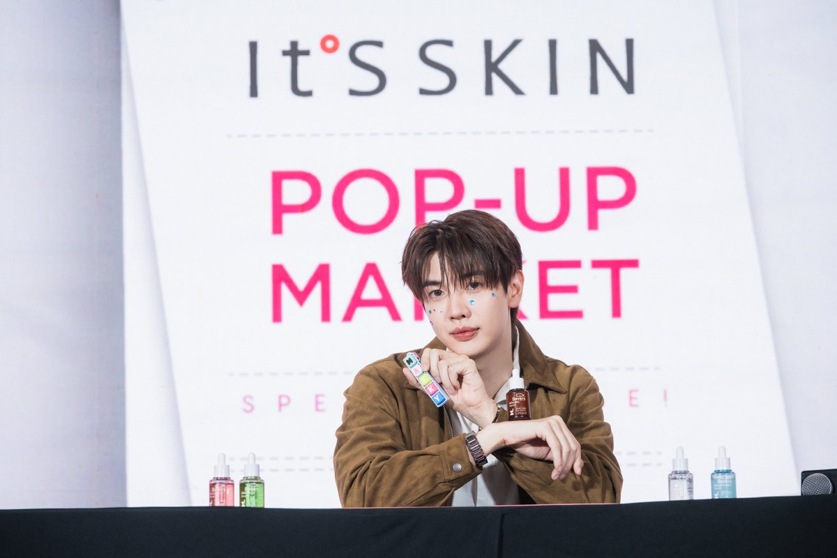 TalkinTrend's tweet photo. ‘มีน – แม็กกี้’ เสิร์ฟความฟิน เผยผิวสะอาดใส ออร่าพุ่งในงาน It’S SKIN POP-UP Market : SPECIAL SALE
 
หล่อ สะอาด ออร่าพุ่งสุด ๆ 2 หนุ่ม ‘มีน นิชคุณ ขจรบริรักษ์’และ ‘แม็กกี้ รชต      พิเชฐโชติ’ ที่มาเสิร์ฟความฟิน เซอร์วิสแฟน ๆ แบบจัดเต็มในงาน  It’S SKIN POP-UP Market : SPECIAL SALE  มหกรรมช้อปสกินแคร์แบรนด์ชั้นนำจากเกาหลี It’SSKIN ที่คืนกำไรให้แฟน ๆ ด้วยการขนผลิตภัณฑ์ดูแลผิวมาลด แลก แจก แถม กันกระหน่ำ พร้อม ๆ กับเปิดพื้นท��่ให้ได้พิสูจน์ผิวสวยออร่าความหล่อของ 5 หนุ่ม พรีเซ็นเตอร์ It’S SKIN Thailand แบบใกล้ชิด 
 
โดยกิจกรรมวันที่ 3 เปิดเวทีด้วยหนุ่มมาดดี ‘มีน นิชคุณ’ ที่มาพร้อมผิวหน้าสะอาดใสพุ่งแรงเตะตาแฟน ๆ เพราะมีไอเท็มคู่ใจเป็น It’S SKIN Prestige Foam 2X Descargot โฟมล้างหน้าสูตรพรีเมียมจากเกาหลีพัฒนาสูตรใหม่ เพิ่มสารสกัดเข้มข้นขึ้นกว่าสูตรเดิมถึง 2 เท่า ช่วยทำความสะอาดพร้อมบำรุงผิวล้ำลึกและ It’S SKIN Prestige Foam 2X Ginseng D’escargot               โฟมล้างหน้าพรีเมียม เพิ่มระดับสารบำรุงเข้มข้นจากสูตรเดิมถึง2 เท่า ผสานคุณค่าจาก          เมือกหอยทาก และสารสกัดโสมแดงอายุ 6 ปี ตอบโจทย์เรื่องการทำความสะอาดอย่างล้ำลึก พร้อมลดเลือนริ้วรอยในขั้นตอนเดียว
 
‘มีน’ เปิดใจว่า “ดีใจมากครับที่ได้มาร่วมสนุกกับแฟน ๆ แล���ครอบครัว It’S SKIN พร้อมแชร์ทริคในการดูแลผิวหน้า ปกติผมเป็นคนชอบดูแลตัวเองมาก ๆ ยิ่งเป็นคนเล่นกีฬาบาสเกตบอลด้วย มีเหงื่อหลังจากออกกำลัง ก็จะพิถีพิถันในการเลือกผลิตภัณฑ์ดี ๆ ให้ตัวเอง โดยเฉพาะการล้างหน้า It’S SKIN Prestige Foam ทั้ง 2 สูตร จึงตอบโจทย์ผมมาก ๆ ครับ ใช้ได้ทุกสภาพผิวด้วย แนะนำเลยครับ”
 
￼
 
จากนั้นในช่วงเย็นก็ถึงคิวของหนุ่ม ‘แม็กกี้ รชต’ ก็มาพร้อมความสดใสทั้งใบหน้า          และเอเนอจี้ พร้อมเผยเคล็ดลับผิวเปล่งปลั่งด้วย It'S SKIN Dr. Savers Serum กลุ่มเซรั่มสูตรใหม่
 
ถึง 5 สูตร ที่ตอบโจทย์ทุกปัญหาผิวอย่างตรงจุด ทั้งผิวเรียบเนียนกระชับรูขุมขน ปลอบประโลมผิวอย่างเร่งด่วน ปรับผิวกระจ่างใส ลดเลือนริ้วรอย และเติมความชุ่มฉ่ำล้ำลึก
 
“ปีที่ 2 แล้วครับกับการได้เป็��พรีเซ็นเตอร์ของ It’S SKIN สนุกสนานเหมือนเดิม   มีกิจกรรม ดี ๆ มาให้ผม และแฟน ๆ ร่วมสนุกกันตลอด แล้วผลิตภัณฑ์ของ It'S SKIN โดยเฉพาะ Dr. Savers Serum ที่คิดค้นมาให้แล้วให้การดูแลแก้ไขปัญหาทุกสภาพผิว อย่างผมเป็นคนผิวแห้ง ทั้ง 5 สูตรก็จะดูแลครอบคลุมเลย” ‘แม็กกี้’ เปิดใจ
 
นอกจากแฟน ๆ จะได้มาพิสูจน์ผิวสวยสะอาดของ ‘มีน – แม็กกี้’ ด้วยตาเนื้อแล้ว ยังได้ร่วมเล่นเกม พร้อมร่วมกิจกรรมอื่น ๆ ใน��านอีก���พียบ  โดยยังสามารถมาร่วมสนุก มาช้อปกันได้ที่งาน It’S SKIN POP-UP Market : SPECIAL SALE  วันสุดท้าย อาทิตย์ที่ 6 กันยายน เวลา 18.00 น. พร้อมพบกับ ‘ดัง ณัฎฐ์ฐชัย’ พรีเซ็นเตอร์ IT'S SKIN 'TONER PAD & MASK'  ที่ Zone B, ชั้น 1 เซ็นทรัลลาดพร้าว  
 
#ITSSKINPOPUPMARKET #ITSSKIN #ITSSKINTHAILAND
#ITSSKINCleanser #PrestigCleansingFoam #MEENxITSSKINPOPUP #meennicha8 #ITSSKINSerum #DrSaversSerum #MAXKYxITSSKINPOPUP #maxky_rp